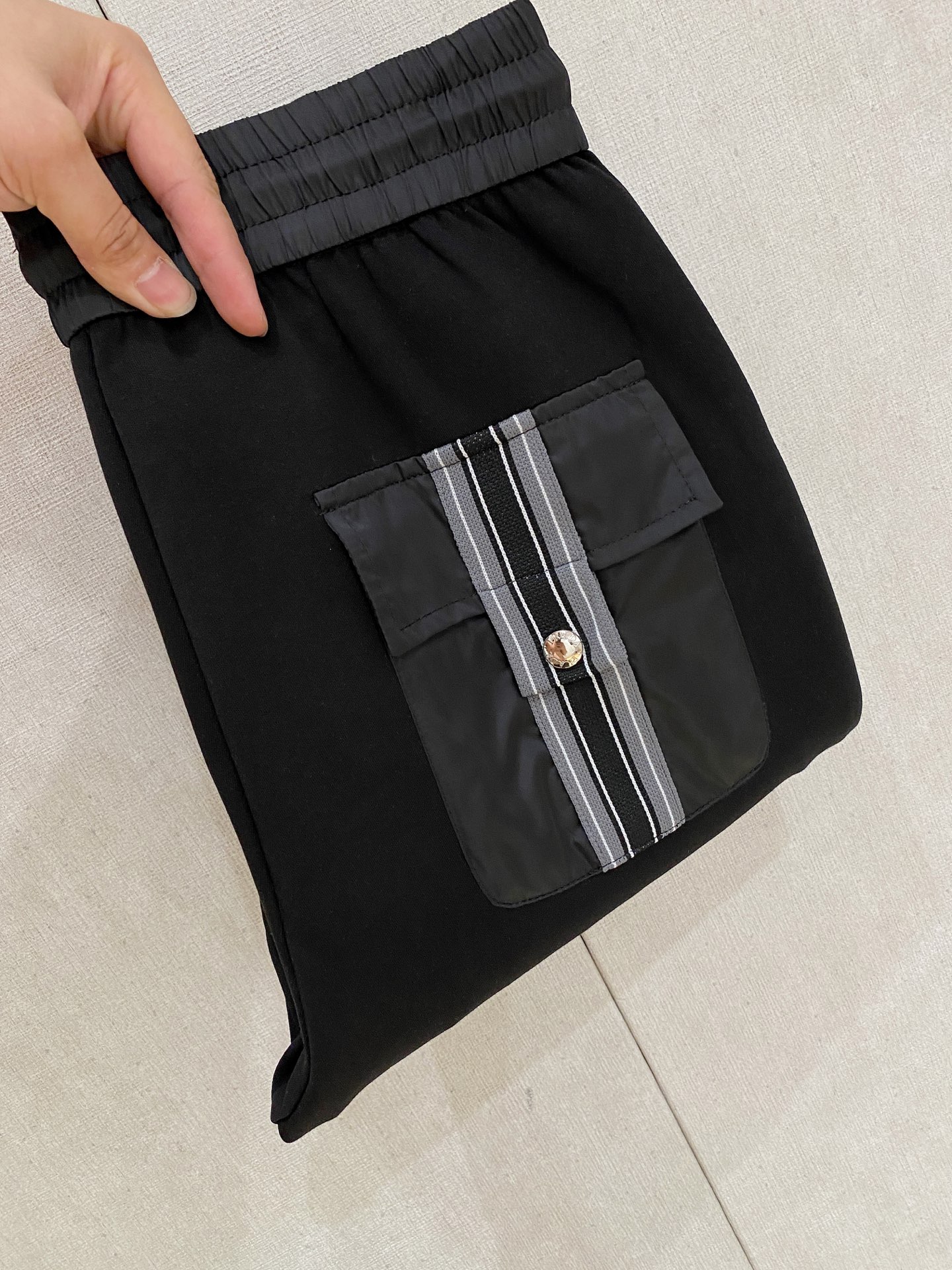 NO:539970,Prada 2025 autumn and winter new men's casual trousers, high-end products are simple, fashionable and generous, customized original imported fabrics, simple, neat and refreshing, the quality workmanship details can stand any form of test, simple, generous and versatile, elegant and handsome, and a brand new visual sense!  He has invincible appearance, excellent details, and is not picky about others!  Code number M-3xL, prada, alexander wang19860909普拉达 2025秋冬新款男士休闲长裤 高端货简洁时尚大方 定制原版进口面料 简洁利落又清爽 品质做工细节经得起任何形式检验,简约大方百搭款 上身优雅帅气,焕然一新的即视感！品相无敌,细节都很到位,上身不挑人！ 码数M-3xL,,prada,alexander wang,Men's clothing