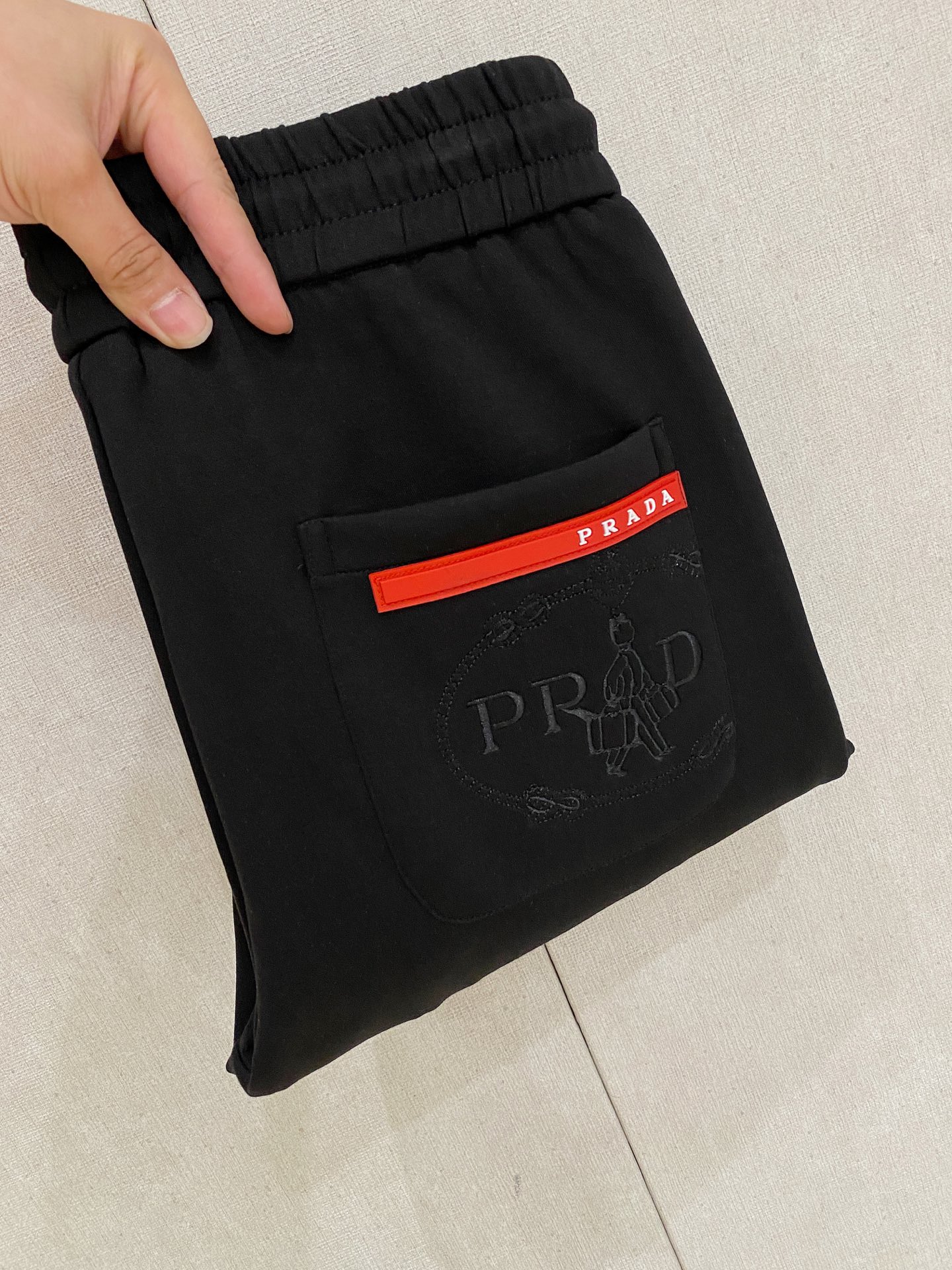 NO:539973,Prada 2025 autumn and winter new men's casual trousers, high-end products are simple, fashionable and generous, customized original imported fabrics, simple, neat and refreshing, the quality workmanship details can stand any form of test, simple, generous and versatile, elegant and handsome, and a brand new visual sense!  He has invincible appearance, excellent details, and is not picky about others!  Code number M-3xL, prada, alexander wang19860909普拉达 2025秋冬新款男士休闲长裤 高端货简洁时尚大方 定制原版进口面料 简洁利落又清爽 品质做工细节经得起任何形式检验,简约大方百搭款 上身优雅帅气,焕然一新的即视感！品相无敌,细节都很到位,上身不挑人！ 码数M-3xL,,prada,alexander wang,Men's clothing