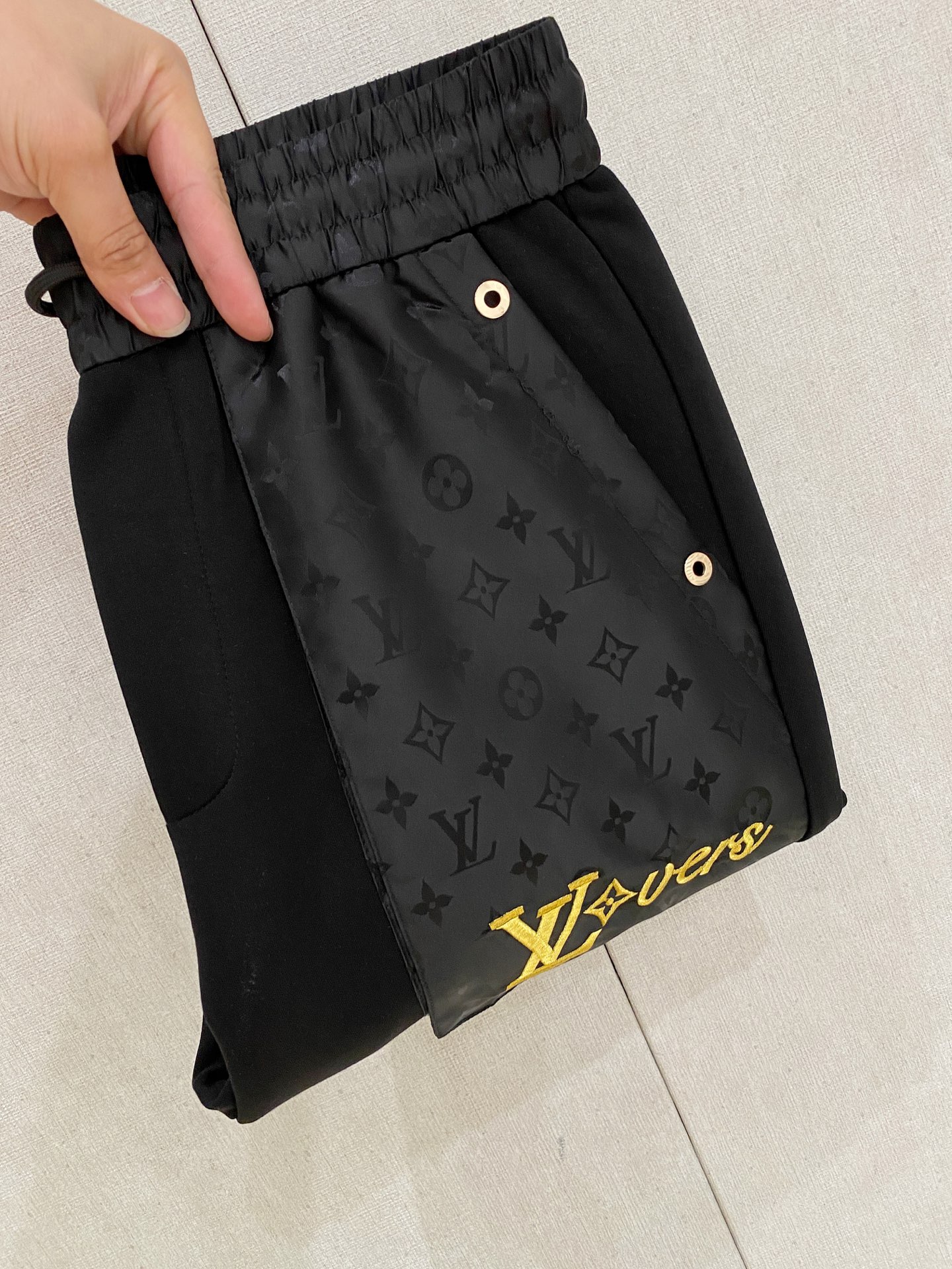 NO:539947,Lv 2025 autumn and winter new men's casual trousers, high-end products are simple, fashionable and generous, customized original imported fabrics, simple, neat and refreshing, the quality workmanship details can stand any form of test, simple, generous and versatile, elegant and handsome, and a brand new visual feeling!  He has invincible appearance, excellent details, and is not picky about others!  Code number M-3xL, louis vuitton,alexander wang19860909Lv 2025秋冬新款男士休闲长裤 高端货简洁时尚大方 定制原版进口面料 简洁利落又清爽 品质做工细节经得起任何形式检验,简约大方百搭款 上身优雅帅气,焕然一新的即视感！品相无敌,细节都很到位,上身不挑人！ 码数M-3xL,,louis vuitton,alexander wang,Men's clothing