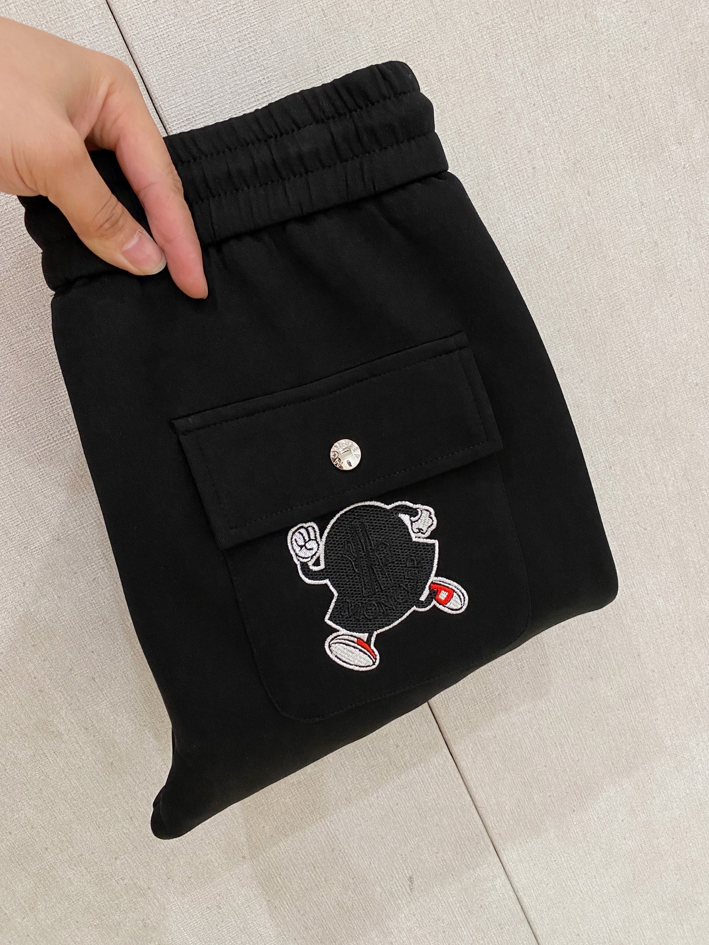 NO:539950,The new men's casual trousers for autumn and winter 2025 high-end products are simple, fashionable and generous. Customized original imported fabrics are simple, neat and refreshing. The quality workmanship details can stand any form of test. They are simple, generous and versatile. The upper body is elegant and handsome, and the new visual feel is refreshing!  He has invincible appearance, excellent details, and is not picky about others!  Code number M-3xL, Moncler, alexander wang19860909蒙口 2025秋冬新款男士休闲长裤 高端货简洁时尚大方 定制原版进口面料 简洁利落又清爽 品质做工细节经得起任何形式检验,简约大方百搭款 上身优雅帅气,焕然一新的即视感！品相无敌,细节都很到位,上身不挑人！ 码数M-3xL,,Moncler,alexander wang,Men's clothing