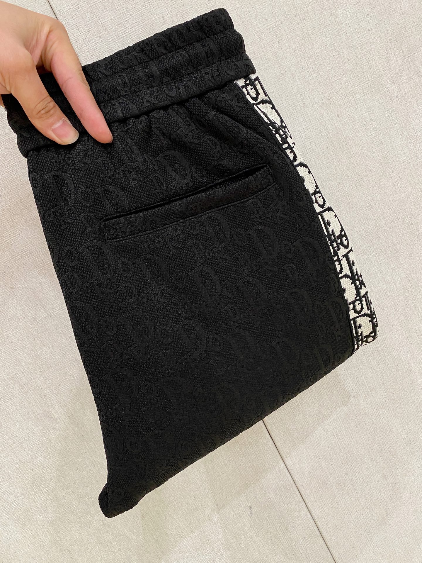 NO:539959,Dior 2025 autumn and winter new men's casual trousers, high-end products are simple, fashionable and generous, customized original imported fabrics, simple, neat and refreshing, the quality workmanship details can stand any form of test, simple, generous and versatile, elegant and handsome, with a new look!  He has invincible appearance, excellent details, and is not picky about others!  Code number M-3xL, dior, alexander wang19860909迪奥 2025秋冬新款男士休闲长裤 高端货简洁时尚大方 定制原版进口面料 简洁利落又清爽 品质做工细节经得起任何形式检验,简约大方百搭款 上身优雅帅气,焕然一新的即视感！品相无敌,细节都很到位,上身不挑人！ 码数M-3xL,,dior,alexander wang,Men's clothing