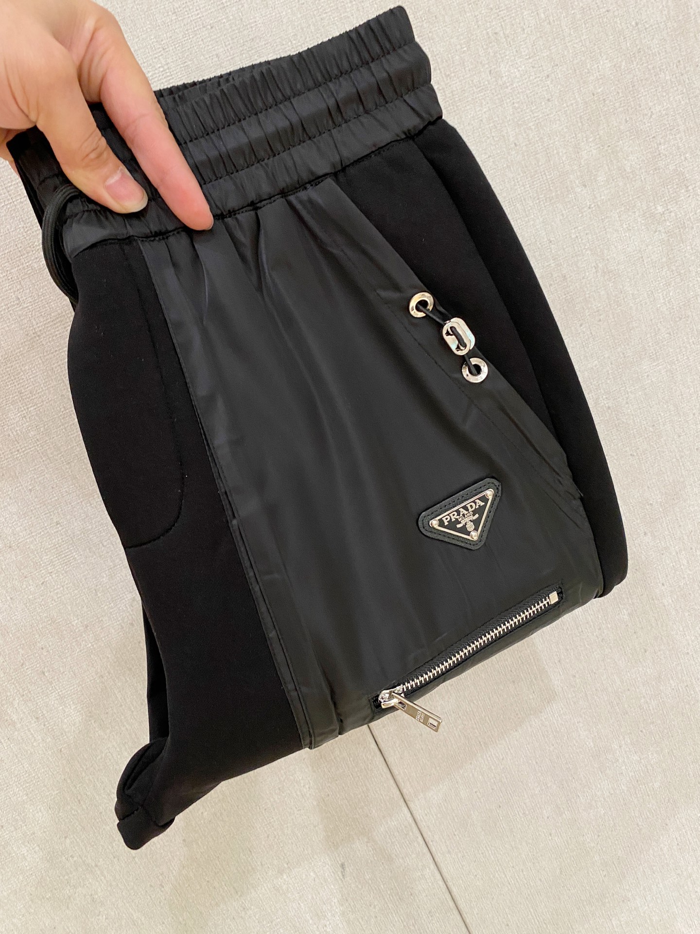 NO:539962,Prada 2025 autumn and winter new men's casual trousers, high-end products are simple, fashionable and generous, customized original imported fabrics, simple, neat and refreshing, the quality workmanship details can stand any form of test, simple, generous and versatile, elegant and handsome, and a brand new visual sense!  He has invincible appearance, excellent details, and is not picky about others!  Code number M-3xL, prada, alexander wang19860909普拉达 2025秋冬新款男士休闲长裤 高端货简洁时尚大方 定制原版进口面料 简洁利落又清爽 品质做工细节经得起任何形式检验,简约大方百搭款 上身优雅帅气,焕然一新的即视感！品相无敌,细节都很到位,上身不挑人！ 码数M-3xL,,prada,alexander wang,Men's clothing