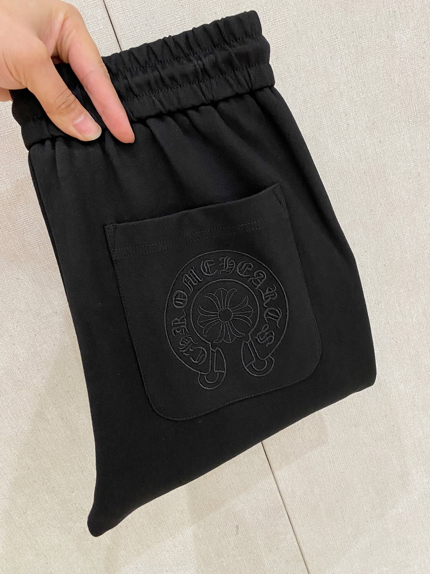 NO:539965,Croxin 2025 autumn and winter new men's casual trousers, high-end products are simple, fashionable and generous, customized original imported fabrics, simple, neat and refreshing, the quality workmanship details can stand any form of test, simple, generous and versatile, elegant and handsome, with a new look!  He has invincible appearance, excellent details, and is not picky about others!  Code number M-3xL, chrome hearts, alexander wang19860909克罗心 2025秋冬新款男士休闲长裤 高端货简洁时尚大方 定制原版进口面料 简洁利落又清爽 品质做工细节经得起任何形式检验,简约大方百搭款 上身优雅帅气,焕然一新的即视感！品相无敌,细节都很到位,上身不挑人！ 码数M-3xL,,chrome hearts,alexander wang,Men's clothing