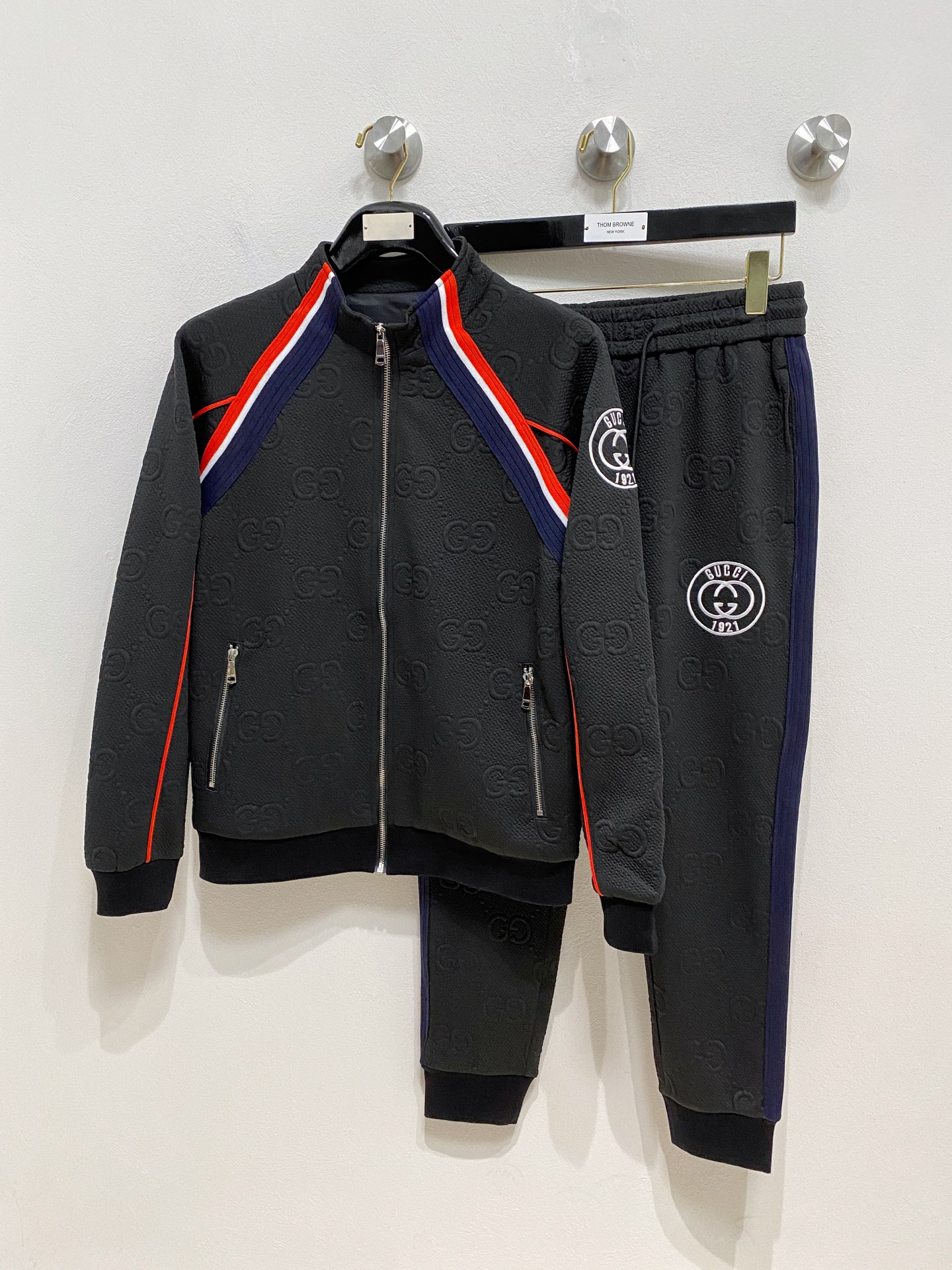 NO:538860,Guqi* top-level set style 2025 autumn and winter style top-level imported private goods, perfect inside, comfortable upper body, no thorny feeling, high-end custom imported fabric, arrangement craft zipper cardigan suit, the counter style is fashionable and luxurious, the quality is unquestionable, the upper body effect is super luxurious official website same style, style counter size M-xxxl,,alexander wang19860909古奇*顶级套装版型 2025秋冬款顶级进口私货,内里完美包边,上身舒服 无刺感 高端定制进口面料 排列工艺拉链开衫套装,专柜款时尚不失奢华 品质毋庸置疑 上身效果超赞奢华官网同款 款式专柜尺码M-xxxl,,alexander wang,Men's clothing