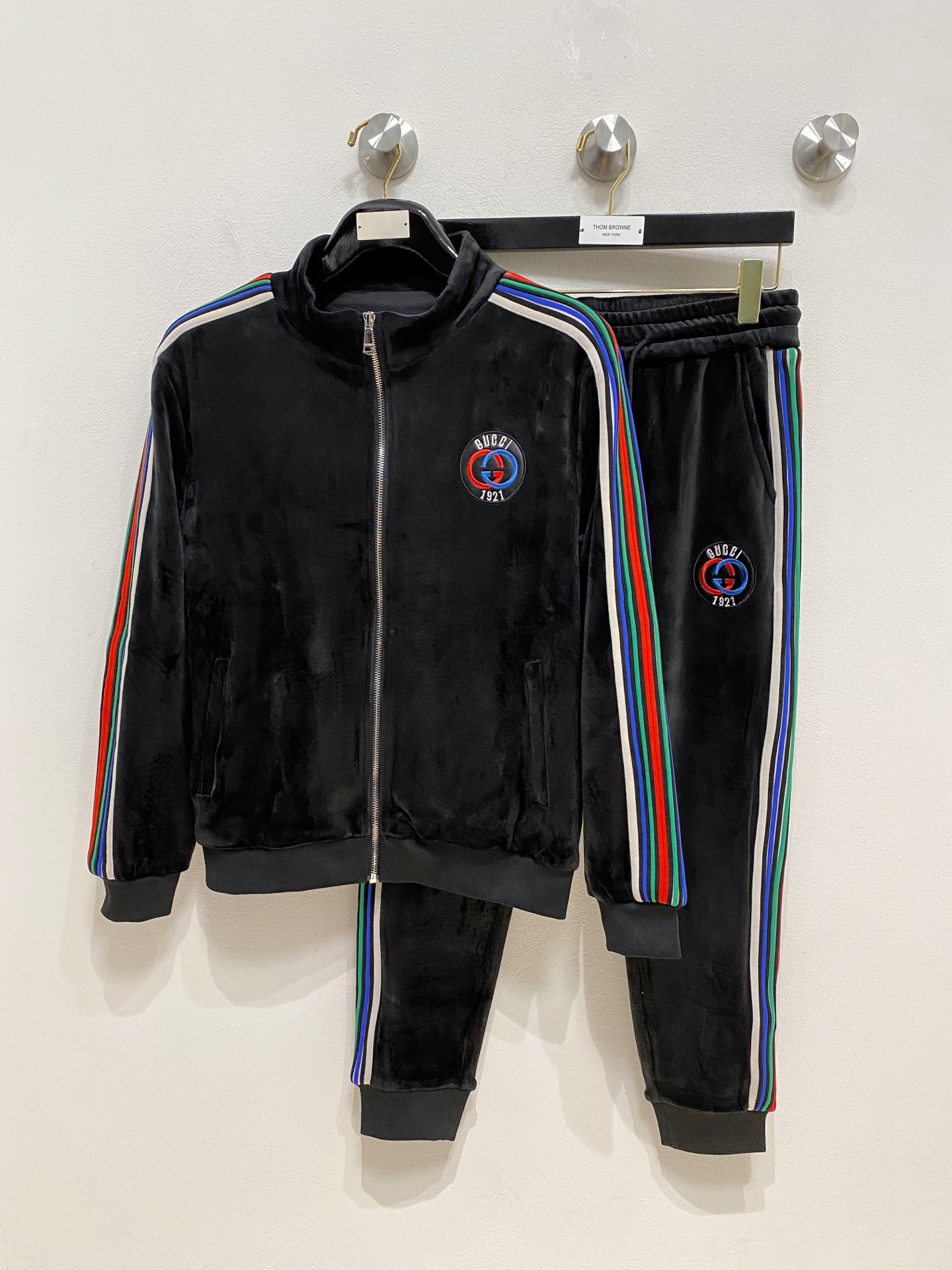 NO:538857,Guqi* top gold velvet suit style 2025 autumn and winter style top imported private goods, perfect inside, comfortable upper body, no thorny feeling, high-end custom imported fabric arrangement craft zipper cardigan suit, the counter style is fashionable and luxurious, the quality is unquestionable, the upper body effect is super luxurious official website same style, style counter size M-xxxl,,alexander wang19860909古奇*顶级金丝绒套装版型 2025秋冬款顶级进口私货,内里完美包边,上身舒服 无刺感 高端定制进口面料 排列工艺拉链开衫套装,专柜款时尚不失奢华 品质毋庸置疑 上身效果超赞奢华官网同款 款式专柜尺码M-xxxl,,alexander wang,Men's clothing