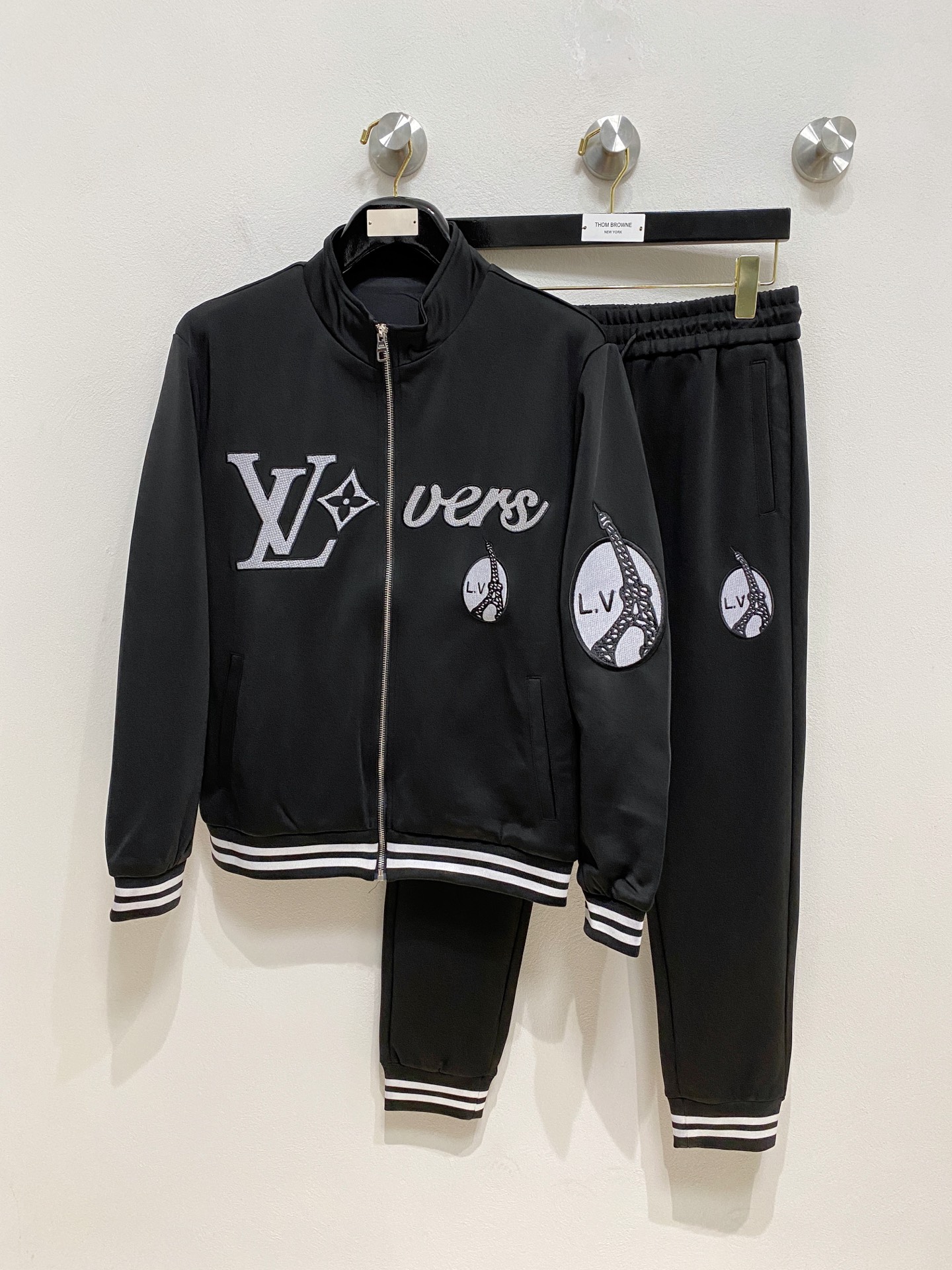 NO:538883,Lv* top set style 2025 autumn and winter style top imported private goods, perfect inside, comfortable upper body, no thorny feeling, high-end custom imported fabric, arrangement craft zipper cardigan set, counter style fashionable and luxurious, unquestionable quality, excellent upper body effect is excellent and luxurious official website same style, style counter size M-xxxl,,louis vuitton,alexander wang19860909Lv*顶级套装版型 2025秋冬款顶级进口私货,内里完美包边,上身舒服 无刺感 高端定制进口面料 排列工艺拉链开衫套装,专柜款时尚不失奢华 品质毋庸置疑 上身效果超赞奢华官网同款 款式专柜尺码M-xxxl,,louis vuitton,alexander wang,Men's clothing