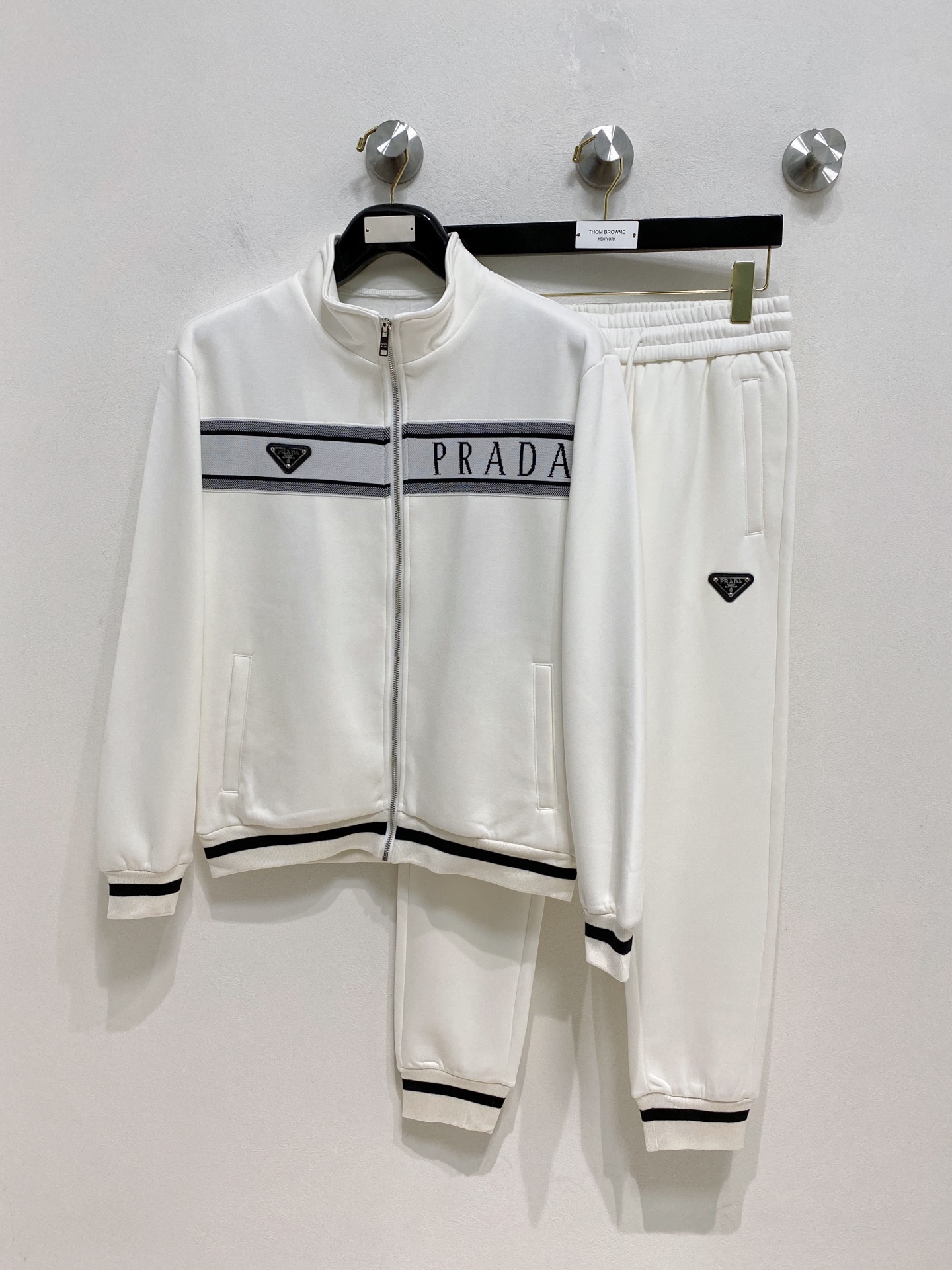 NO:538880,Prada* top fleece set style 2025 autumn and winter style top imported private goods, perfect inside, comfortable upper body, no thorny feeling, high-end custom imported fabric, arrangement craft zipper cardigan set, the counter style is fashionable and luxurious, the quality is unquestionable, the upper body effect is super luxurious official website same style, style counter size M-xxxl,,prada,alexander wang19860909普拉达*顶级加绒套装版型 2025秋冬款顶级进口私货,内里完美包边,上身舒服 无刺感 高端定制进口面料 排列工艺拉链开衫套装,专柜款时尚不失奢华 品质毋庸置疑 上身效果超赞奢华官网同款 款式专柜尺码M-xxxl,,prada,alexander wang,Men's clothing