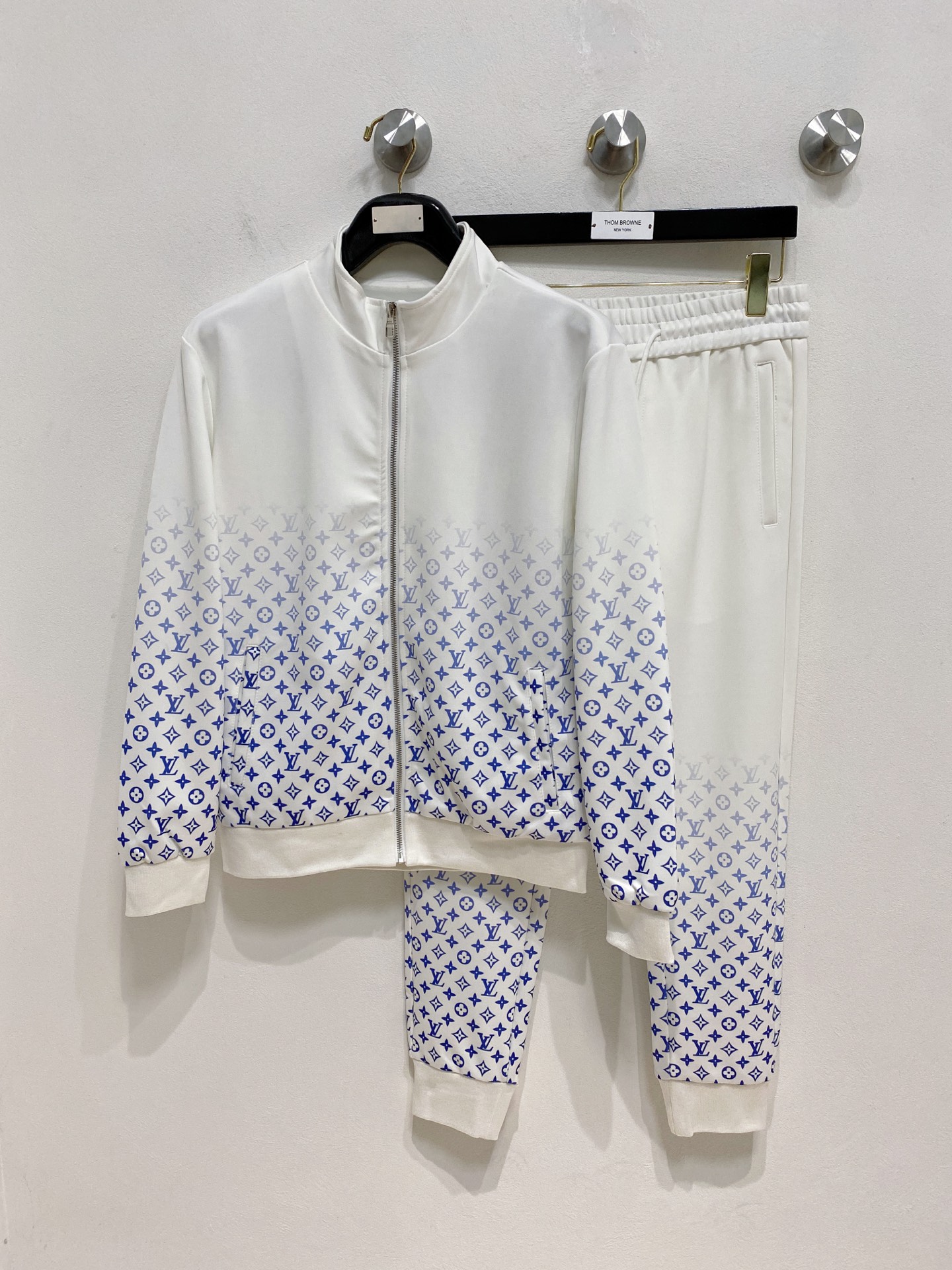 NO:538877,Lv* top set style 2025 autumn and winter style top imported private goods, perfect inside, comfortable upper body, no thorny feeling, high-end custom imported fabric, arrangement craft zipper cardigan set, counter style fashionable and luxurious, unquestionable quality, excellent upper body effect is excellent and luxurious official website same style, style counter size M-xxxl,,louis vuitton,alexander wang19860909Lv*顶级套装版型 2025秋冬款顶级进口私货,内里完美包边,上身舒服 无刺感 高端定制进口面料 排列工艺拉链开衫套装,专柜款时尚不失奢华 品质毋庸置疑 上身效果超赞奢华官网同款 款式专柜尺码M-xxxl,,louis vuitton,alexander wang,Men's clothing