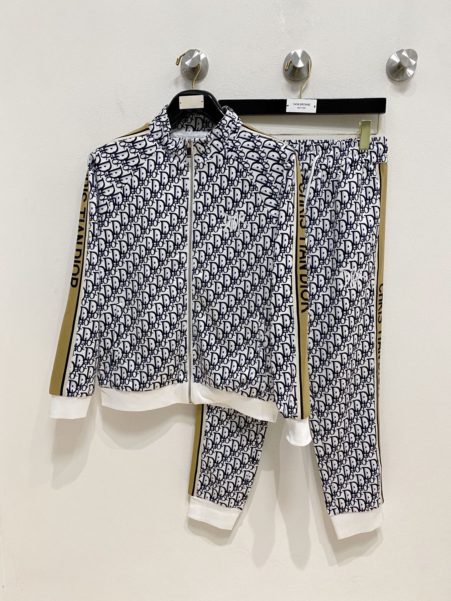 NO:538874,Dior* top set style 2025 autumn and winter style top imported private goods, perfect inside, comfortable upper body, no thorny feeling, high-end custom imported fabric, arrangement craft zipper cardigan suit, the counter style is fashionable and luxurious, the quality is unquestionable, the upper body effect is super luxurious official website same style, style counter size M-xxxl,,dior,alexander wang19860909迪奥*顶级套装版型 2025秋冬款顶级进口私货,内里完美包边,上身舒服 无刺感 高端定制进口面料 排列工艺拉链开衫套装,专柜款时尚不失奢华 品质毋庸置疑 上身效果超赞奢华官网同款 款式专柜尺码M-xxxl,,dior,alexander wang,Men's clothing