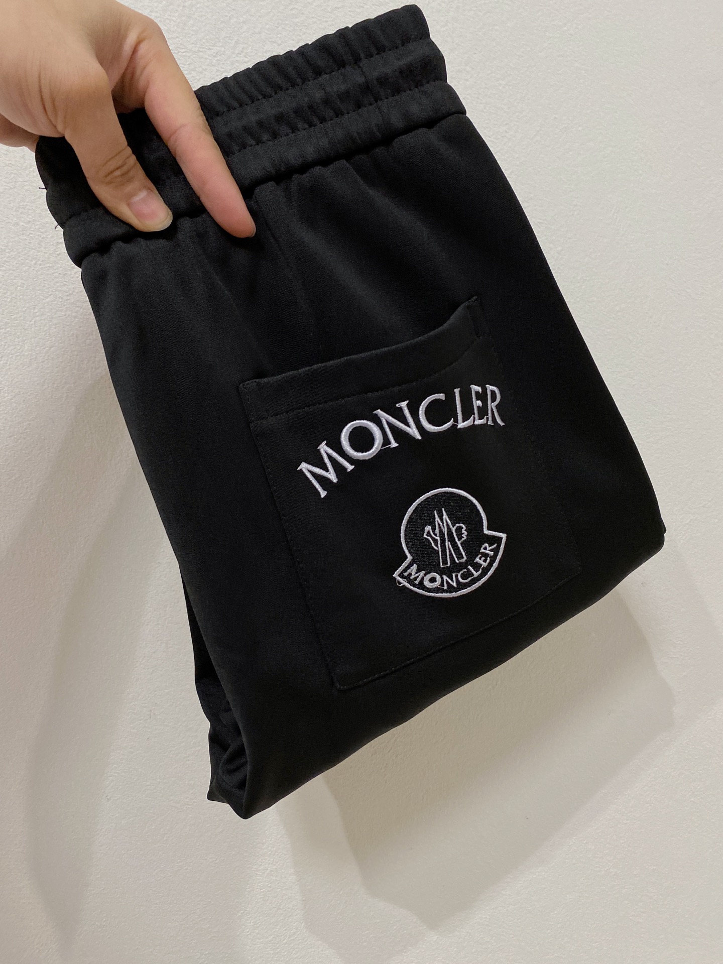 NO:541375,The new men's casual trousers for autumn and winter 2025 high-end products are simple, fashionable and generous. Customized original imported fabrics are simple, neat and refreshing. The quality workmanship details can stand any form of test. They are simple, generous and versatile. The upper body is elegant and handsome, and the new visual feel is refreshing!  He has invincible appearance, excellent details, and is not picky about others!  Code number M-3xL, Moncler, alexander wang19860909蒙口 2025秋冬新款男士休闲长裤 高端货简洁时尚大方 定制原版进口面料 简洁利落又清爽 品质做工细节经得起任何形式检验,简约大方百搭款 上身优雅帅气,焕然一新的即视感！品相无敌,细节都很到位,上身不挑人！码数M-3xL,,Moncler,alexander wang,Men's clothing