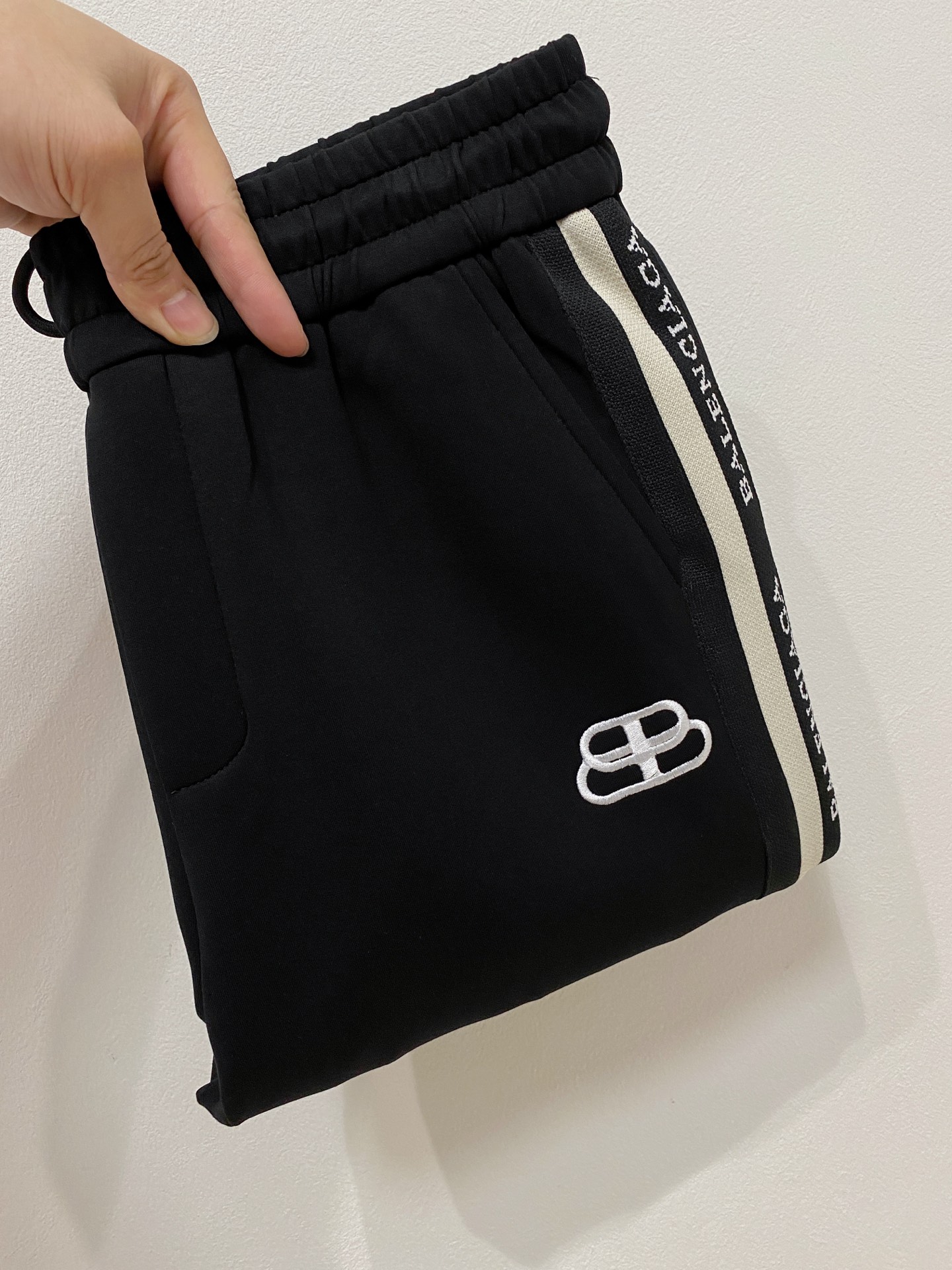 NO:541372,Balenciaga 2025 autumn and winter new men's casual trousers, high-end products are simple, fashionable and generous, customized original imported fabrics, simple, neat and refreshing, the quality workmanship details can stand any form of test, simple, generous and versatile, elegant and handsome, and a brand new visual feeling!  He has invincible appearance, excellent details, and is not picky about others!  Code number M-3xL, balenciaga, alexander wang19860909巴黎世家 2025秋冬新款男士休闲长裤 高端货简洁时尚大方 定制原版进口面料 简洁利落又清爽 品质做工细节经得起任何形式检验,简约大方百搭款 上身优雅帅气,焕然一新的即视感！品相无敌,细节都很到位,上身不挑人！码数M-3xL,,balenciaga,alexander wang,Men's clothing