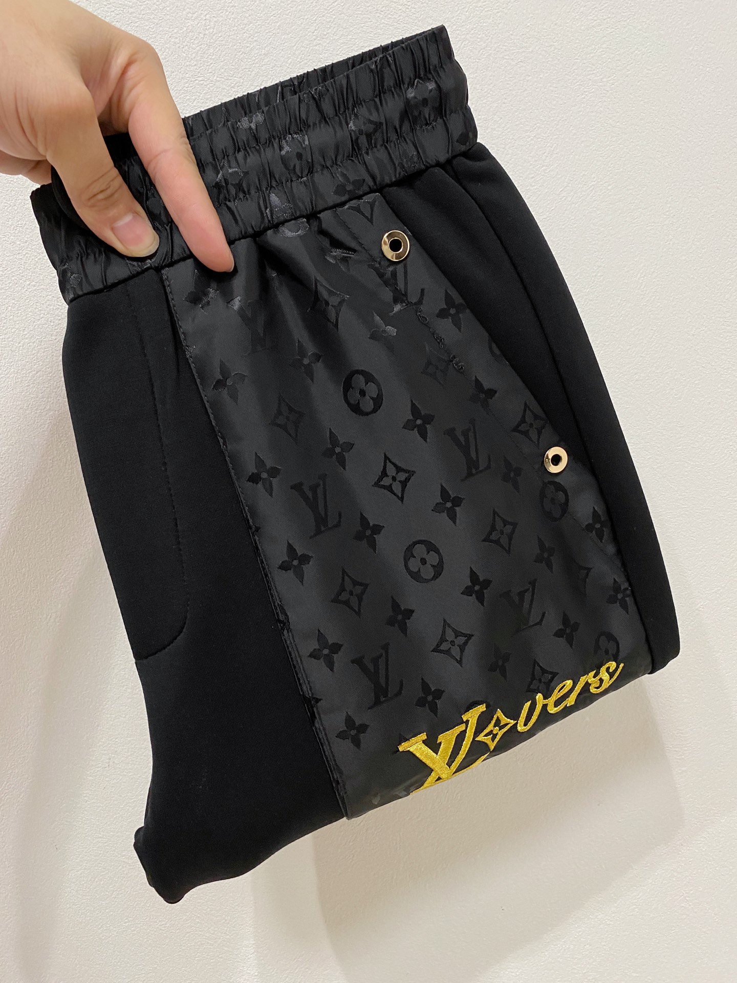 NO:541369,Lv 2025 autumn and winter new men's casual trousers, high-end products are simple, fashionable and generous, customized original imported fabrics, simple, neat and refreshing, the quality workmanship details can stand any form of test, simple, generous and versatile, elegant and handsome, and a brand new visual feeling!  He has invincible appearance, excellent details, and is not picky about others!  Code number M-3xL, louis vuitton,alexander wang19860909Lv 2025秋冬新款男士休闲长裤 高端货简洁时尚大方 定制原版进口面料 简洁利落又清爽 品质做工细节经得起任何形式检验,简约大方百搭款 上身优雅帅气,焕然一新的即视感！品相无敌,细节都很到位,上身不挑人！码数M-3xL,,louis vuitton,alexander wang,Men's clothing