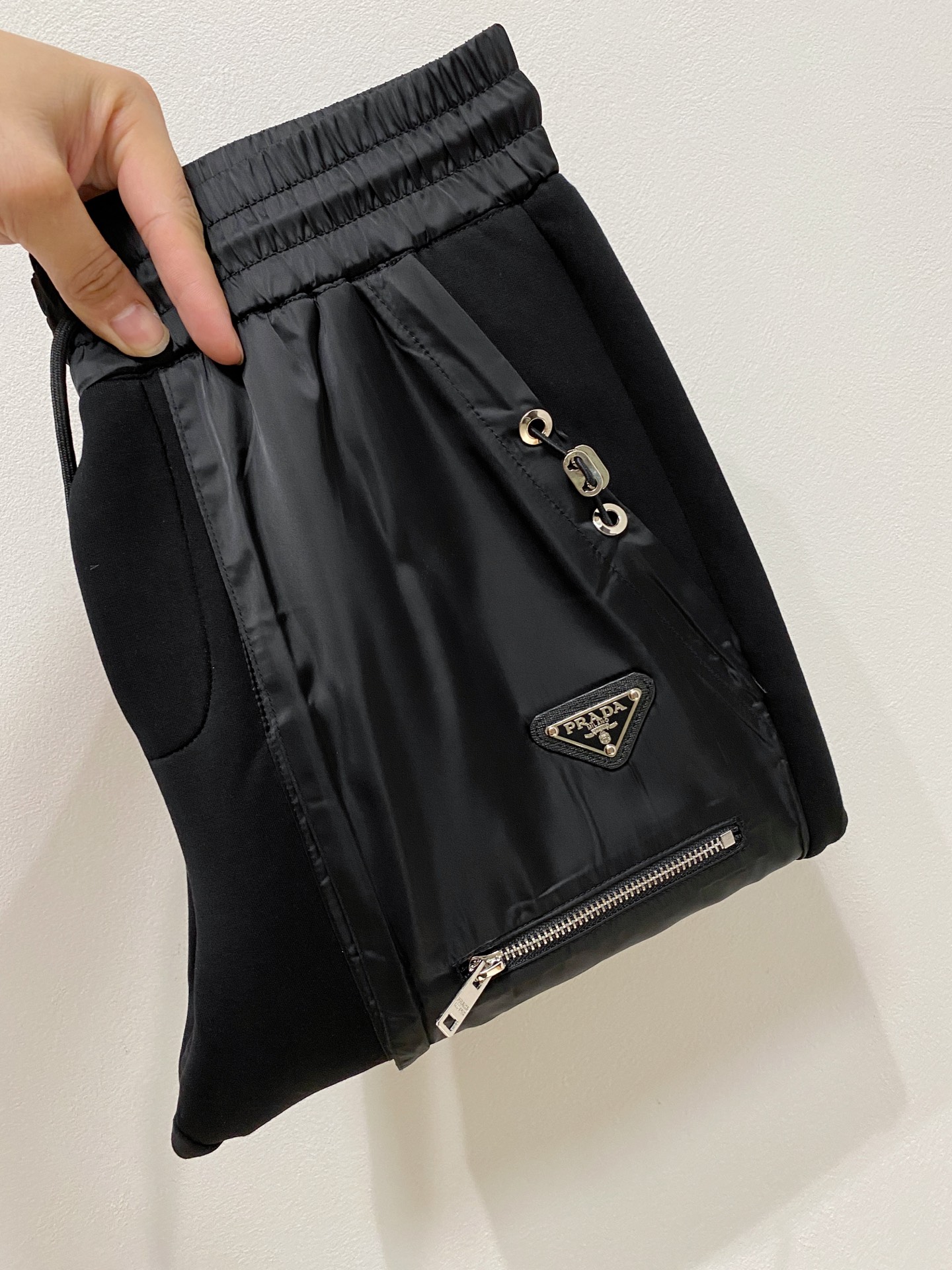 NO:541366,Prada 2025 autumn and winter new men's casual trousers, high-end products are simple, fashionable and generous, customized original imported fabrics, simple, neat and refreshing, the quality workmanship details can stand any form of test, simple, generous and versatile, elegant and handsome, and a brand new visual sense!  He has invincible appearance, excellent details, and is not picky about others!  Code number M-3xL, prada, alexander wang19860909普拉达 2025秋冬新款男士休闲长裤 高端货简洁时尚大方 定制原版进口面料 简洁利落又清爽 品质做工细节经得起任何形式检验,简约大方百搭款 上身优雅帅气,焕然一新的即视感！品相无敌,细节都很到位,上身不挑人！码数M-3xL,,prada,alexander wang,Men's clothing