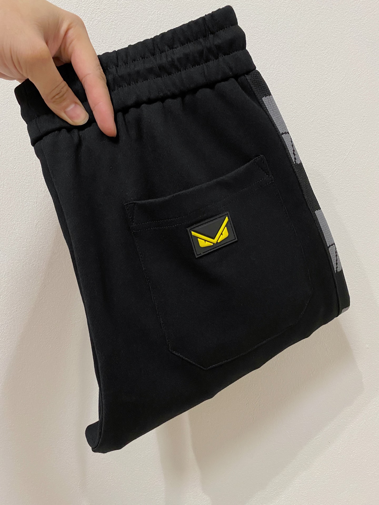 NO:541363,Fendi 2025 autumn and winter new men's casual trousers, high-end products are simple, fashionable and generous, customized original imported fabrics, simple, neat and refreshing, the quality workmanship details can stand any form of test, simple, generous and versatile, elegant and handsome, and a brand new visual feeling!  He has invincible appearance, excellent details, and is not picky about others!  Code number M-3xL, fendi, alexander wang19860909芬迪 2025秋冬新款男士休闲长裤 高端货简洁时尚大方 定制原版进口面料 简洁利落又清爽 品质做工细节经得起任何形式检验,简约大方百搭款 上身优雅帅气,焕然一新的即视感！品相无敌,细节都很到位,上身不挑人！码数M-3xL,,fendi,alexander wang,Men's clothing