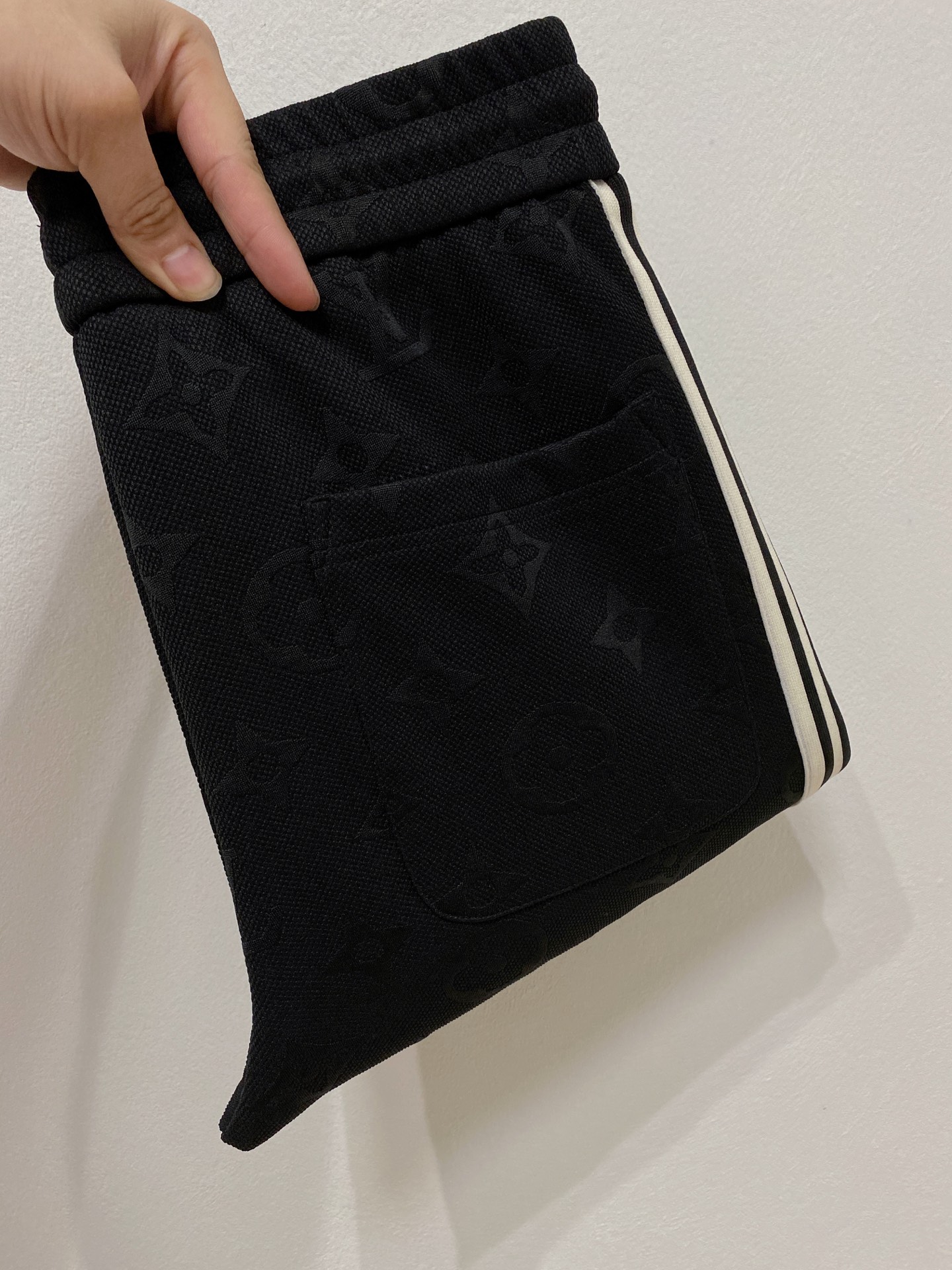 NO:541360,Lv 2025 autumn and winter new men's casual trousers, high-end products are simple, fashionable and generous, customized original imported fabrics, simple, neat and refreshing, the quality workmanship details can stand any form of test, simple, generous and versatile, elegant and handsome, and a brand new visual feeling!  He has invincible appearance, excellent details, and is not picky about others!  Code number M-3xL, louis vuitton,alexander wang19860909Lv 2025秋冬新款男士休闲长裤 高端货简洁时尚大方 定制原版进口面料 简洁利落又清爽 品质做工细节经得起任何形式检验,简约大方百搭款 上身优雅帅气,焕然一新的即视感！品相无敌,细节都很到位,上身不挑人！码数M-3xL,,louis vuitton,alexander wang,Men's clothing