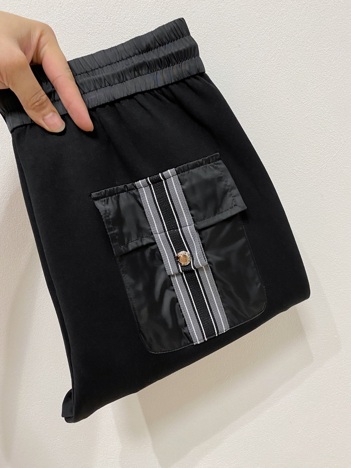 NO:541359,Prada 2025 autumn and winter new men's casual trousers, high-end products are simple, fashionable and generous, customized original imported fabrics, simple, neat and refreshing, the quality workmanship details can stand any form of test, simple, generous and versatile, elegant and handsome, and a brand new visual sense!  He has invincible appearance, excellent details, and is not picky about others!  Code number M-3xL, prada, alexander wang19860909普拉达 2025秋冬新款男士休闲长裤 高端货简洁时尚大方 定制原版进口面料 简洁利落又清爽 品质做工细节经得起任何形式检验,简约大方百搭款 上身优雅帅气,焕然一新的即视感！品相无敌,细节都很到位,上身不挑人！码数M-3xL,,prada,alexander wang,Men's clothing