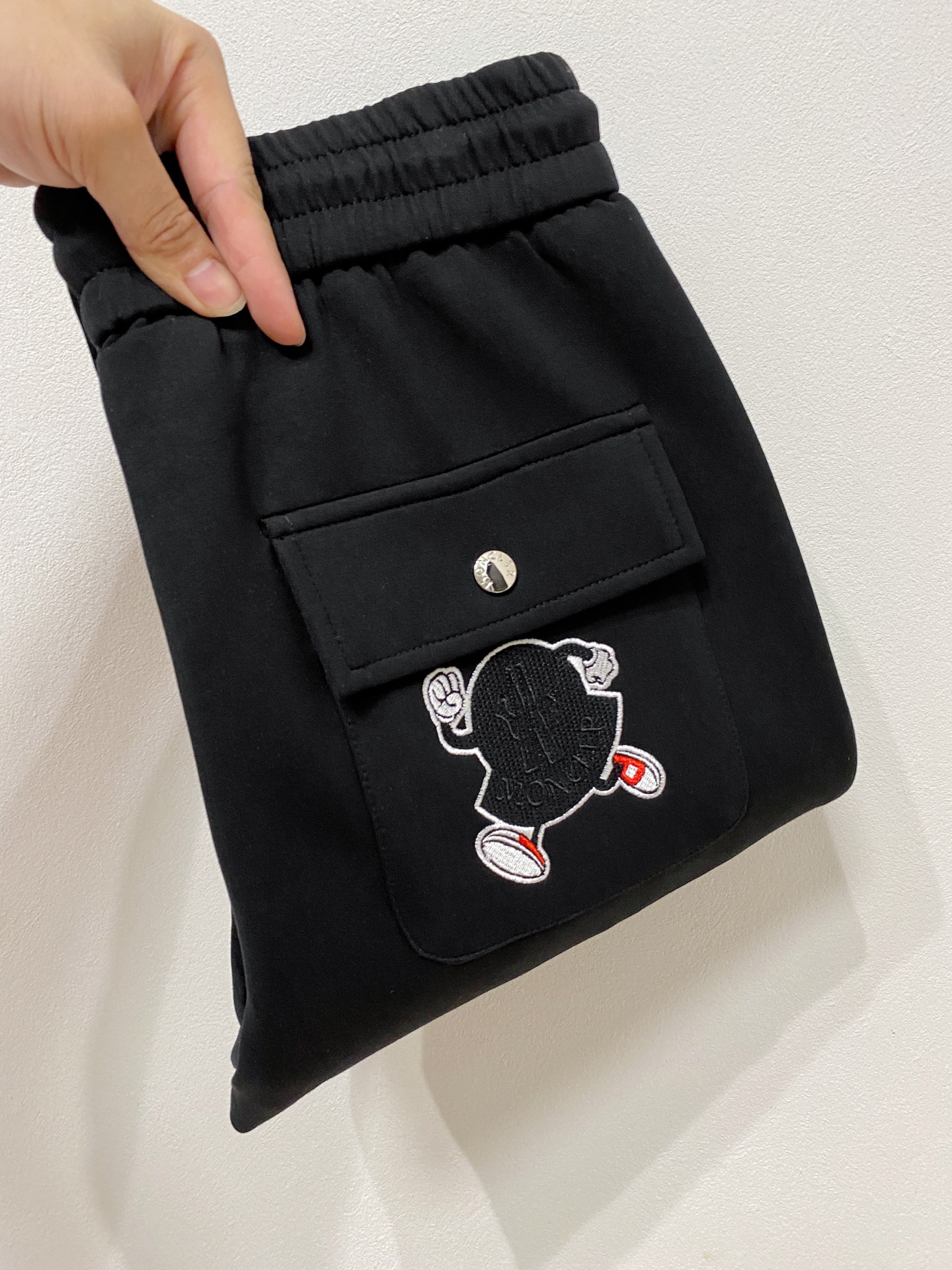 NO:541357,The new men's casual trousers for autumn and winter 2025 high-end products are simple, fashionable and generous. Customized original imported fabrics are simple, neat and refreshing. The quality workmanship details can stand any form of test. They are simple, generous and versatile. The upper body is elegant and handsome, and the new visual feel is refreshing!  He has invincible appearance, excellent details, and is not picky about others!  Code number M-3xL, Moncler, alexander wang19860909蒙口 2025秋冬新款男士休闲长裤 高端货简洁时尚大方 定制原版进口面料 简洁利落又清爽 品质做工细节经得起任何形式检验,简约大方百搭款 上身优雅帅气,焕然一新的即视感！品相无敌,细节都很到位,上身不挑人！码数M-3xL,,Moncler,alexander wang,Men's clothing