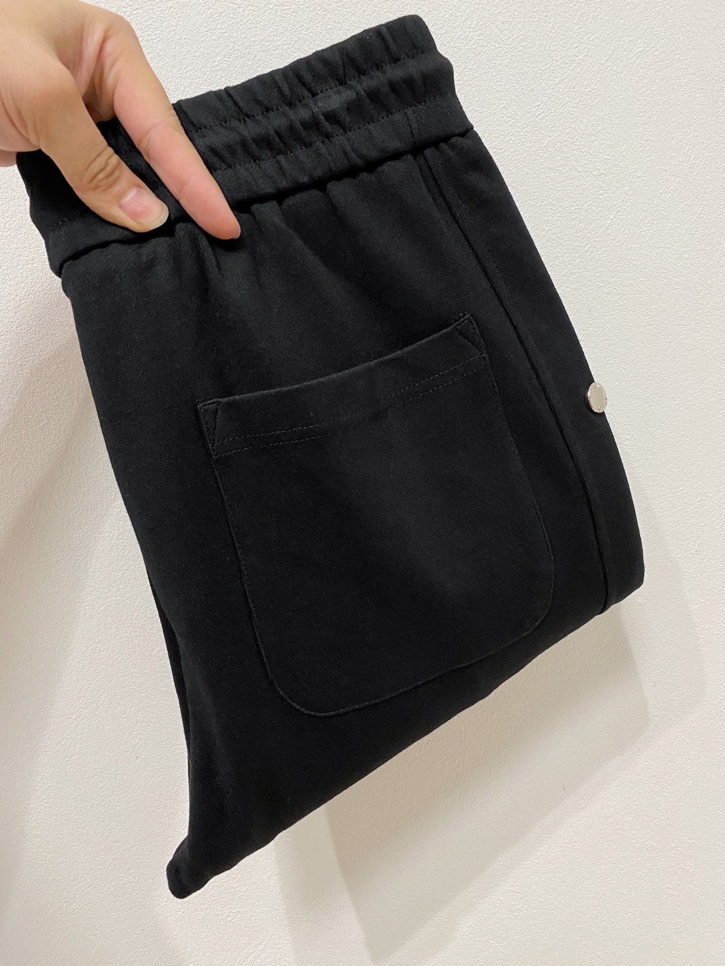 NO:541355,Prada 2025 autumn and winter new men's casual trousers, high-end products are simple, fashionable and generous, customized original imported fabrics, simple, neat and refreshing, the quality workmanship details can stand any form of test, simple, generous and versatile, elegant and handsome, and a brand new visual sense!  He has invincible appearance, excellent details, and is not picky about others!  Code number M-3xL, prada, alexander wang19860909普拉达 2025秋冬新款男士休闲长裤 高端货简洁时尚大方 定制原版进口面料 简洁利落又清爽 品质做工细节经得起任何形式检验,简约大方百搭款 上身优雅帅气,焕然一新的即视感！品相无敌,细节都很到位,上身不挑人！码数M-3xL,,prada,alexander wang,Men's clothing