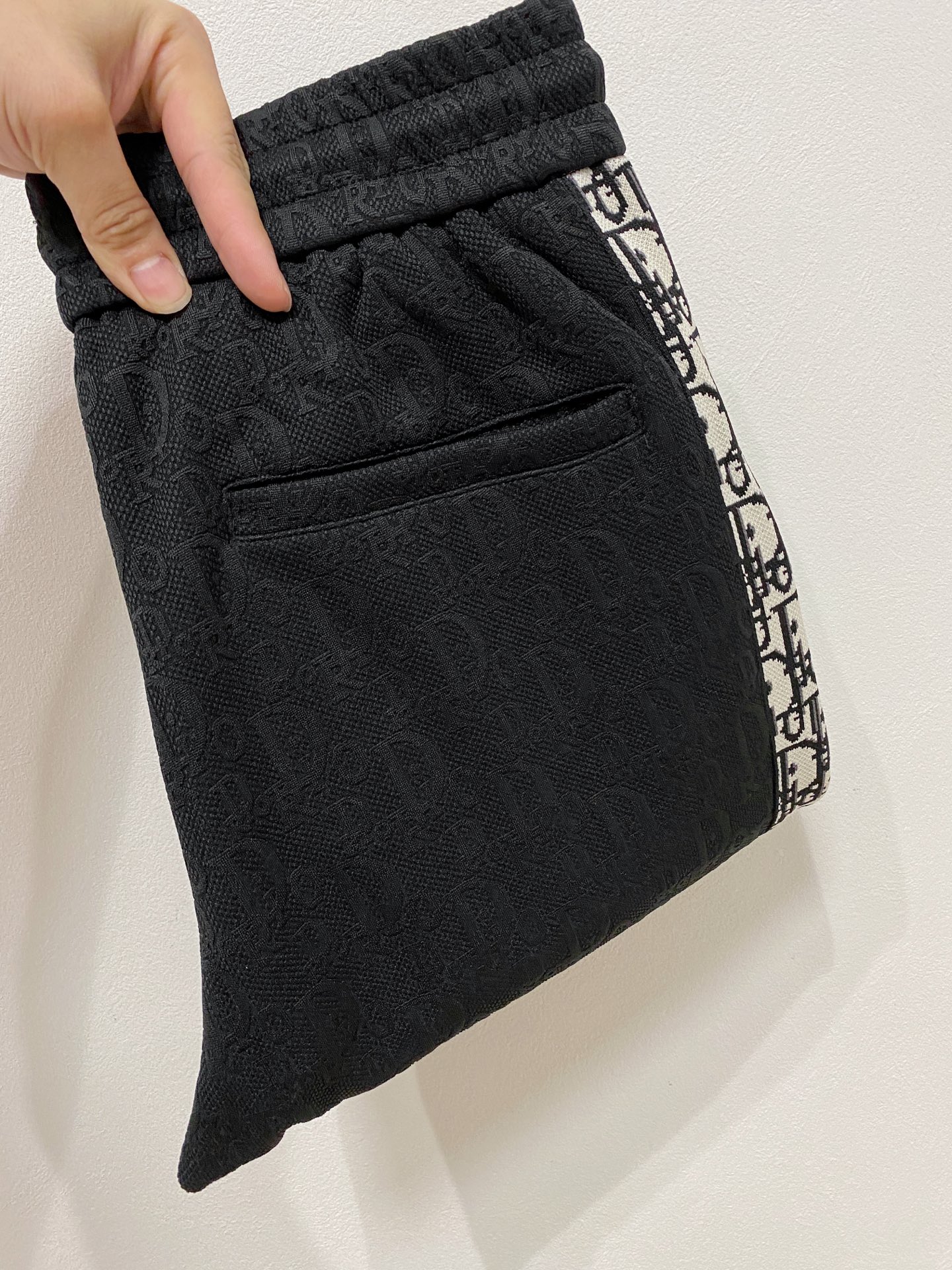 NO:541351,Dior 2025 autumn and winter new men's casual trousers, high-end products are simple, fashionable and generous, customized original imported fabrics, simple, neat and refreshing, the quality workmanship details can stand any form of test, simple, generous and versatile, elegant and handsome, with a new look!  He has invincible appearance, excellent details, and is not picky about others!  Code number M-3xL, dior, alexander wang19860909迪奥 2025秋冬新款男士休闲长裤 高端货简洁时尚大方 定制原版进口面料 简洁利落又清爽 品质做工细节经得起任何形式检验,简约大方百搭款 上身优雅帅气,焕然一新的即视感！品相无敌,细节都很到位,上身不挑人！码数M-3xL,,dior,alexander wang,Men's clothing