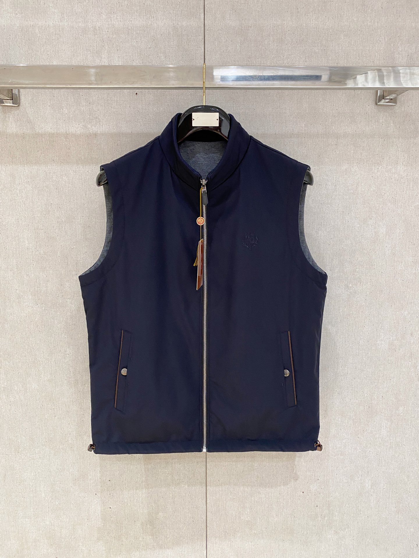 NO:492065,LP new autumn and winter original single and double-sided vest classic hot version simple and fashionable and versatile feel soft and delicate, comfortable upper body, customer-supplied original imported engraving hardware accessories, finely made by OEM factory Black blue Number of code M-4XL, loro piano, alexander wang19860909LP 秋冬新款原单双面穿马甲 经典爆款版本 简洁时尚百搭 手感柔软细腻 上身舒适 客供原版进口刻字五金辅料配件,代工厂精细做 黑色 蓝色 码数M-4XL,,loro piana,alexander wang,Men's clothing