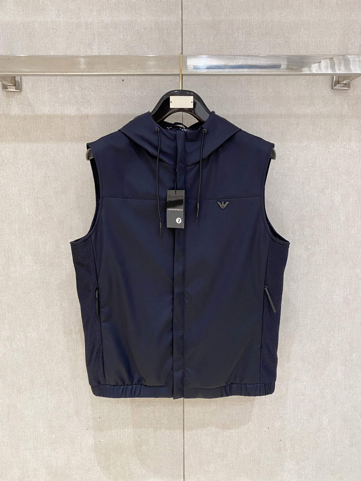 NO:492072,Armani New autumn and winter original single vest, classic hot version, simple, fashionable and versatile, soft and delicate, comfortable upper body, customer-supplied original imported engraving hardware accessories, finely made by OEM, black blue, code M-4XL,,armani,alexander wang19860909阿玛尼 秋冬新款原单马甲 经典爆款版本 简洁时尚百搭 手感柔软细腻 上身舒适 客供原版进口刻字五金辅料配件,代工厂精细做 黑色 蓝色 码数M-4XL,,armani,alexander wang,Men's clothing