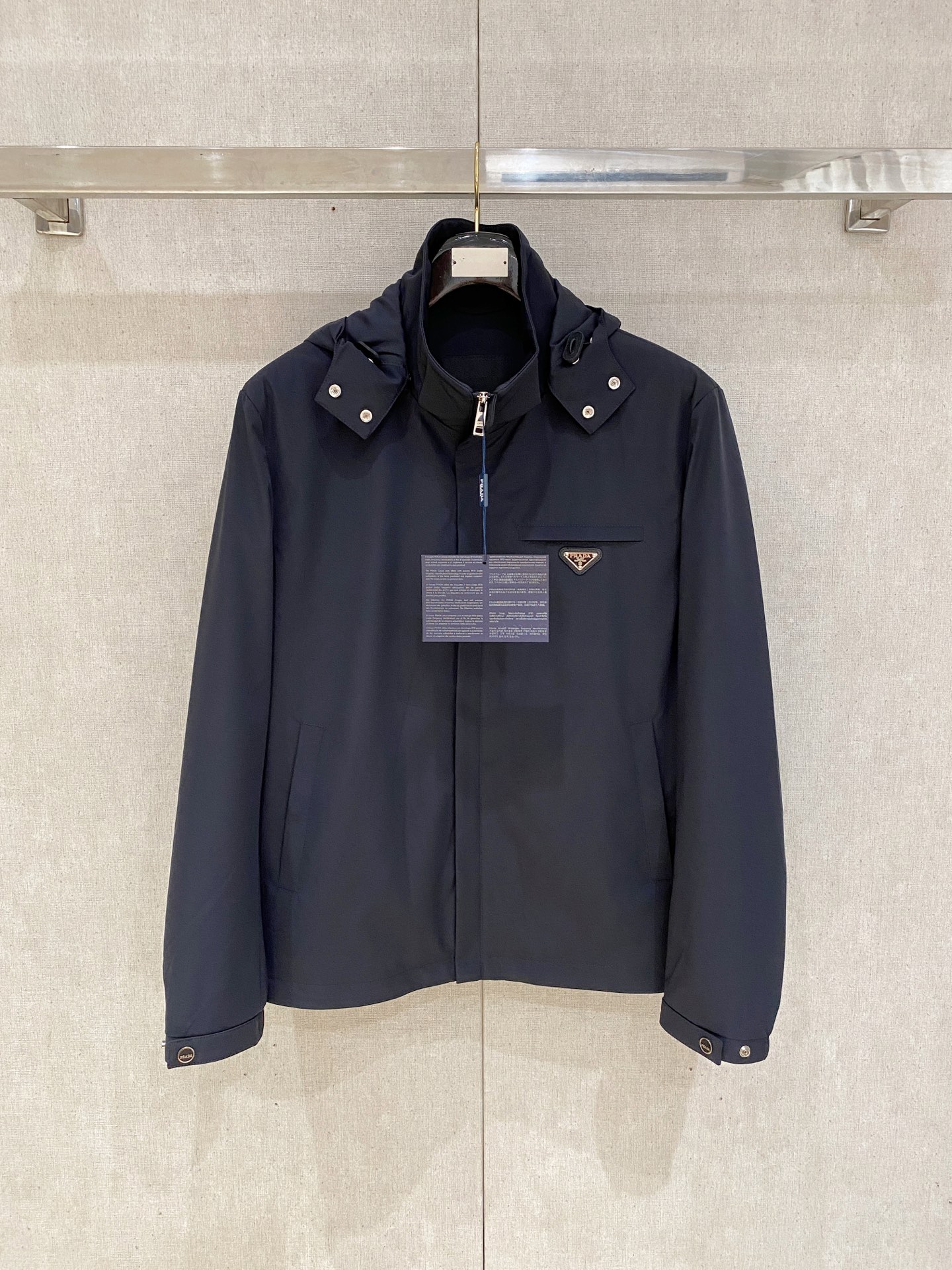 NO:492053,Prada autumn and winter new original single jacket, classic hot version, simple, fashionable and versatile, soft and delicate, comfortable upper body, customer-supplied original imported engraving hardware accessories, finely made by OEM factory, code number M-4XL,,prada, jackets & coats,alexander wang19860909Prada 秋冬新款原单外套 经典爆款版本 简洁时尚百搭 手感柔软细腻 上身舒适 客供原版进口刻字五金辅料配件,代工厂精细做 码数M-4XL,,prada,jackets & coats,alexander wang,Men's clothing