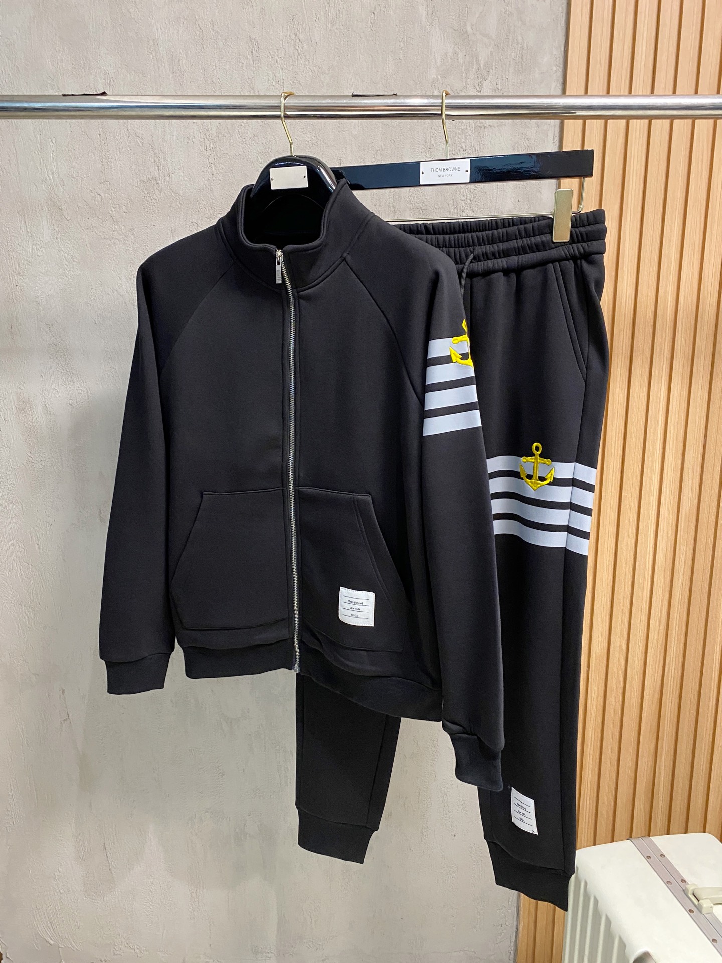 NO:526302,TB* top fleece set style 2025 autumn and winter style top imported private goods, perfect inside, comfortable upper body, no thorny feeling, high-end custom imported fabric arrangement craft zipper cardigan set, the counter style is fashionable and luxurious, the quality is unquestionable, the upper body effect is super luxurious official website same style, style counter size M-xxxl,,alexander wang19860909TB*顶级加绒套装版型 2025秋冬款顶级进口私货,内里完美包边,上身舒服 无刺感 高端定制进口面料 排列工艺拉链开衫套装,专柜款时尚不失奢华 品质毋庸置疑 上身效果超赞奢华官网同款 款式专柜尺码M-xxxl,,alexander wang,Men's clothing