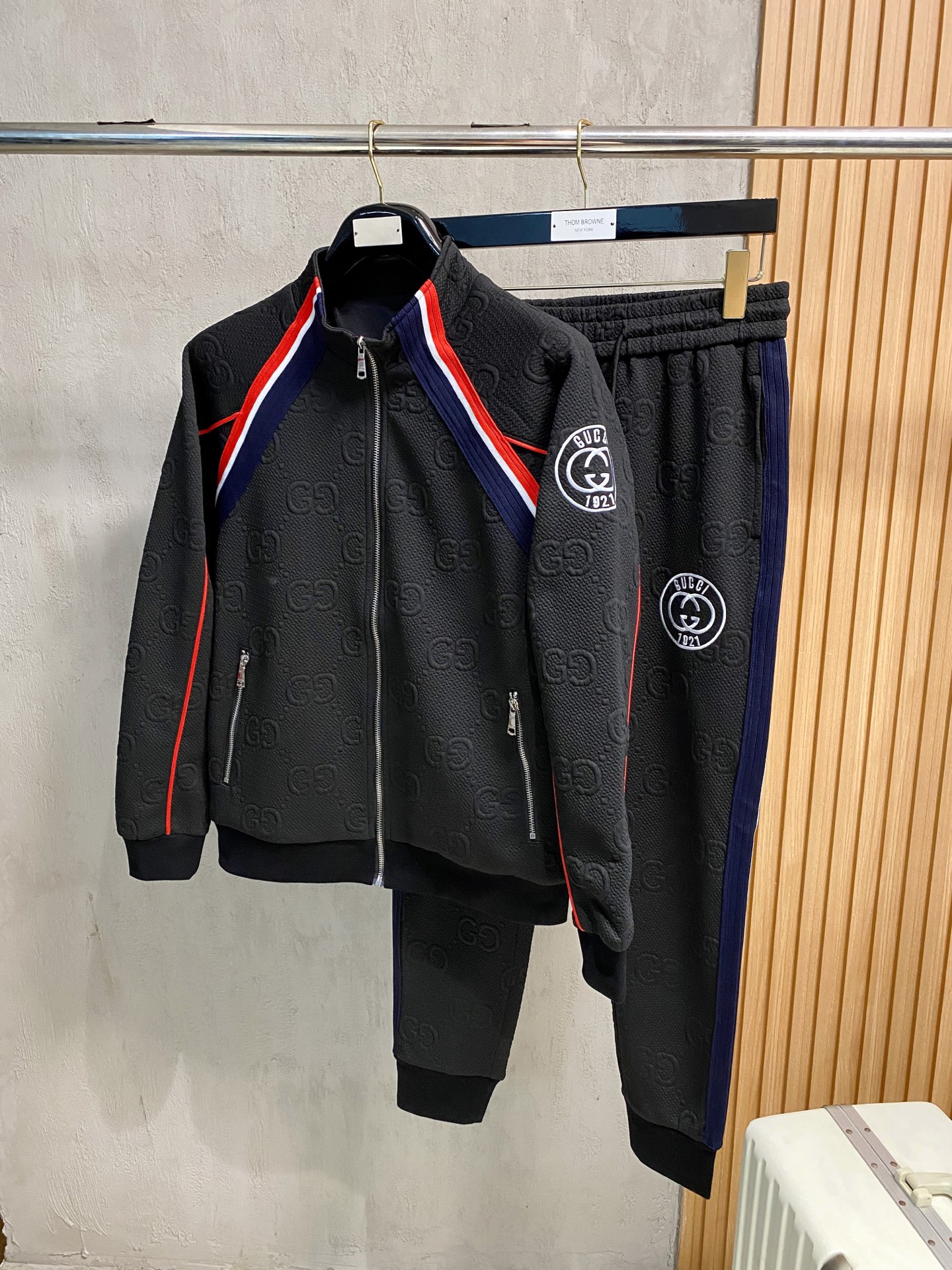 NO:526311,Guqi* top-level set style 2025 autumn and winter style top-level imported private goods, perfect inside, comfortable upper body, no thorny feeling, high-end custom imported fabric, arrangement craft zipper cardigan suit, the counter style is fashionable and luxurious, the quality is unquestionable, the upper body effect is super luxurious official website same style, style counter size M-xxxl,,alexander wang19860909古奇*顶级套装版型 2025秋冬款顶级进口私货,内里完美包边,上身舒服 无刺感 高端定制进口面料 排列工艺拉链开衫套装,专柜款时尚不失奢华 品质毋庸置疑 上身效果超赞奢华官网同款 款式专柜尺码M-xxxl,,alexander wang,Men's clothing