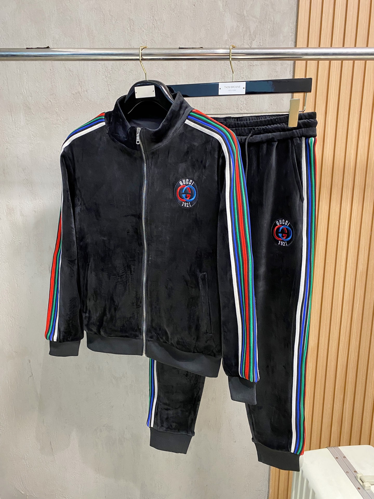 NO:526308,Guqi* top gold velvet suit style 2025 autumn and winter style top imported private goods, perfect inside, comfortable upper body, no thorny feeling, high-end custom imported fabric arrangement craft zipper cardigan suit, the counter style is fashionable and luxurious, the quality is unquestionable, the upper body effect is super luxurious official website same style, style counter size M-xxxl,,alexander wang19860909古奇*顶级金丝绒套装版型 2025秋冬款顶级进口私货,内里完美包边,上身舒服 无刺感 高端定制进口面料 排列工艺拉链开衫套装,专柜款时尚不失奢华 品质毋庸置疑 上身效果超赞奢华官网同款 款式专柜尺码M-xxxl,,alexander wang,Men's clothing