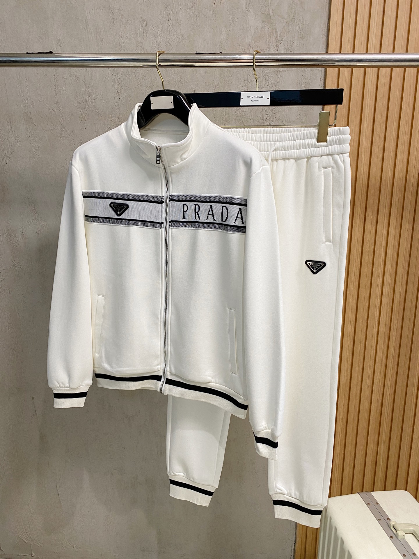 NO:526305,Prada* top fleece set style 2025 autumn and winter style top imported private goods, perfect inside, comfortable upper body, no thorny feeling, high-end custom imported fabric, arrangement craft zipper cardigan set, the counter style is fashionable and luxurious, the quality is unquestionable, the upper body effect is super luxurious official website same style, style counter size M-xxxl,,prada,alexander wang19860909普拉达*顶级加绒套装版型 2025秋冬款顶级进口私货,内里完美包边,上身舒服 无刺感 高端定制进口面料 排列工艺拉链开衫套装,专柜款时尚不失奢华 品质毋庸置疑 上身效果超赞奢华官网同款 款式专柜尺码M-xxxl,,prada,alexander wang,Men's clothing