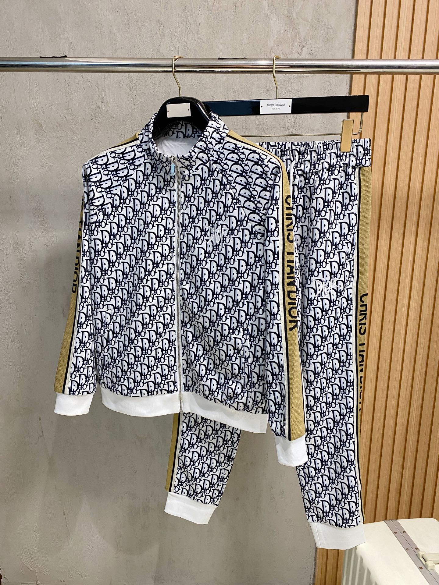 NO:526314,Lv* top set style 2025 autumn and winter style top imported private goods, perfect inside, comfortable upper body, no thorny feeling, high-end custom imported fabric, arrangement craft zipper cardigan set, counter style fashionable and luxurious, unquestionable quality, excellent upper body effect is excellent and luxurious official website same style, style counter size M-xxxl,,louis vuitton,alexander wang19860909Lv*顶级套装版型 2025秋冬款顶级进口私货,内里完美包边,上身舒服 无刺感 高端定制进口面料 排列工艺拉链开衫套装,专柜款时尚不失奢华 品质毋庸置疑 上身效果超赞奢华官网同款 款式专柜尺码M-xxxl,,louis vuitton,alexander wang,Men's clothing