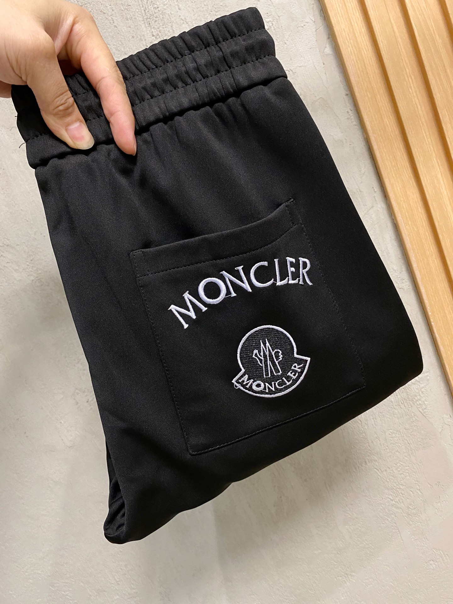 NO:526299,The new men's casual trousers for autumn and winter 2025 high-end products are simple, fashionable and generous. Customized original imported fabrics are simple, neat and refreshing. The quality workmanship details can stand any form of test. They are simple, generous and versatile. The upper body is elegant and handsome, and the new visual feel is refreshing!  He has invincible appearance, excellent details, and is not picky about others!  Code number M-3xL, Moncler, alexander wang19860909蒙口 2025秋冬新款男士休闲长裤 高端货简洁时尚大方 定制原版进口面料 简洁利落又清爽 品质做工细节经得起任何形式检验,简约大方百搭款 上身优雅帅气,焕然一新的即视感！品相无敌,细节都很到位,上身不挑人！码数M-3xL,,Moncler,alexander wang,Men's clothing