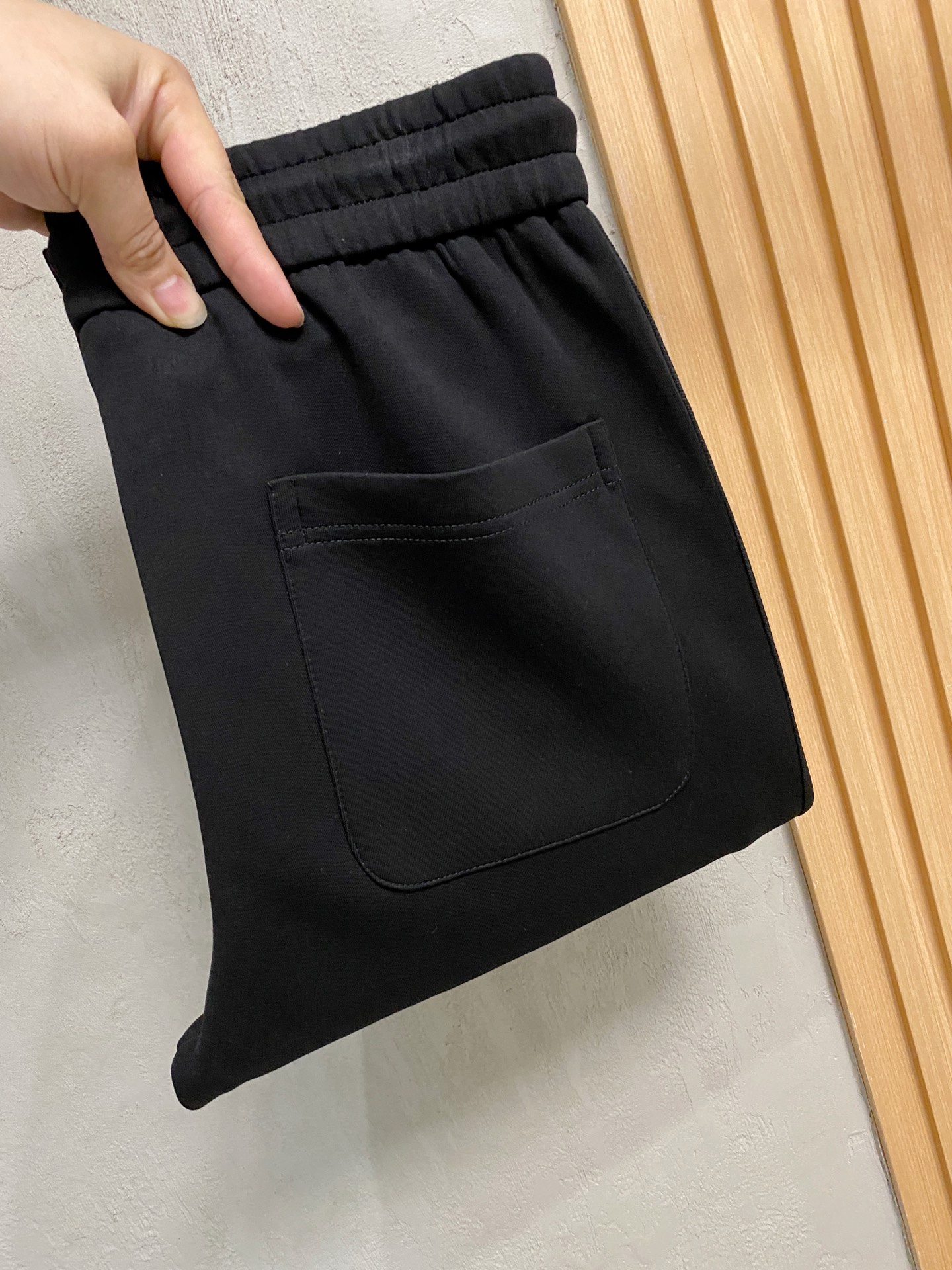 NO:526296,Balenciaga 2025 autumn and winter new men's casual trousers, high-end products are simple, fashionable and generous, customized original imported fabrics, simple, neat and refreshing, the quality workmanship details can stand any form of test, simple, generous and versatile, elegant and handsome, and a brand new visual feeling!  He has invincible appearance, excellent details, and is not picky about others!  Code number M-3xL, balenciaga, alexander wang19860909巴黎世家 2025秋冬新款男士休闲长裤 高端货简洁时尚大方 定制原版进口面料 简洁利落又清爽 品质做工细节经得起任何形式检验,简约大方百搭款 上身优雅帅气,焕然一新的即视感！品相无敌,细节都很到位,上身不挑人！码数M-3xL,,balenciaga,alexander wang,Men's clothing