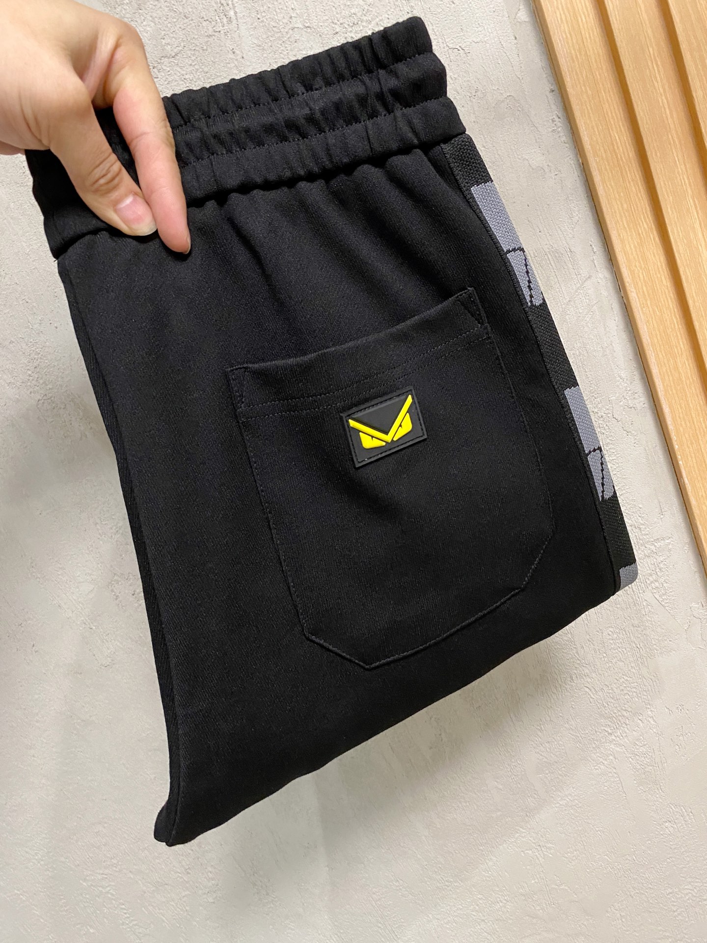 NO:526316,Fendi 2025 autumn and winter new men's casual trousers, high-end products are simple, fashionable and generous, customized original imported fabrics, simple, neat and refreshing, the quality workmanship details can stand any form of test, simple, generous and versatile, elegant and handsome, and a brand new visual feeling!  He has invincible appearance, excellent details, and is not picky about others!  Code number M-3xL, fendi, alexander wang19860909芬迪 2025秋冬新款男士休闲长裤 高端货简洁时尚大方 定制原版进口面料 简洁利落又清爽 品质做工细节经得起任何形式检验,简约大方百搭款 上身优雅帅气,焕然一新的即视感！品相无敌,细节都很到位,上身不挑人！码数M-3xL,,fendi,alexander wang,Men's clothing