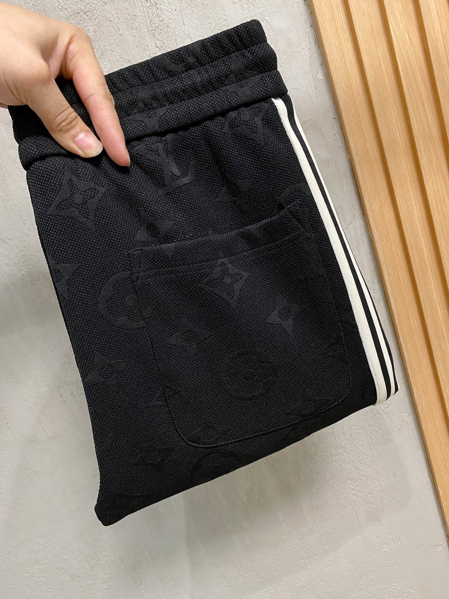 NO:526313,LV 2025 autumn and winter new men's casual trousers, high-end products are simple, fashionable and generous, customized original imported fabrics, simple, neat and refreshing, the quality workmanship details can stand any form of test, simple, generous and versatile, elegant and handsome, and a brand new visual feeling!  He has invincible appearance, excellent details, and is not picky about others!  Code number M-3xL, louis vuitton,alexander wang19860909LV 2025秋冬新款男士休闲长裤 高端货简洁时尚大方 定制原版进口面料 简洁利落又清爽 品质做工细节经得起任何形式检验,简约大方百搭款 上身优雅帅气,焕然一新的即视感！品相无敌,细节都很到位,上身不挑人！码数M-3xL,,louis vuitton,alexander wang,Men's clothing