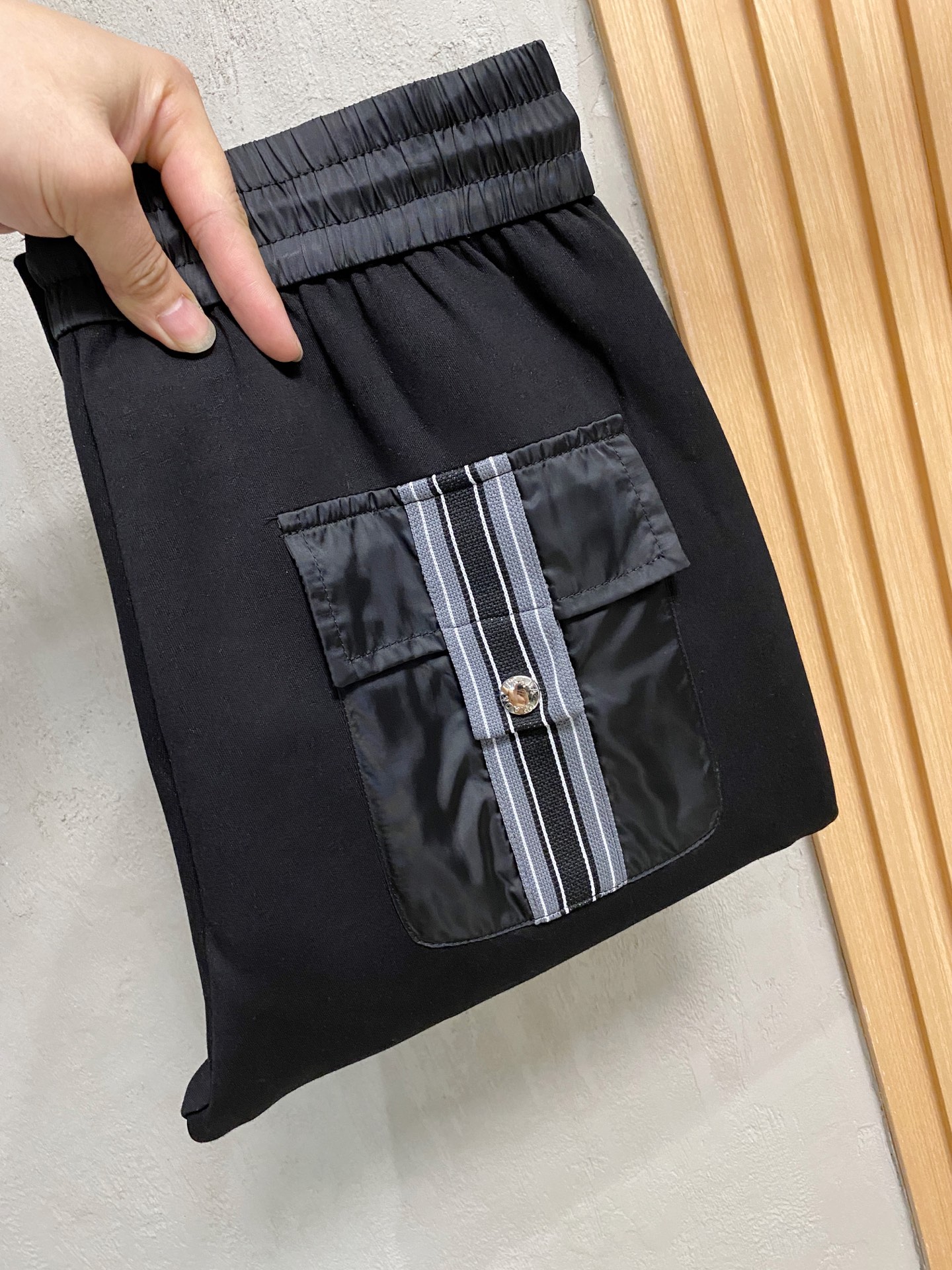 NO:526310,Prada 2025 autumn and winter new men's casual trousers, high-end products are simple, fashionable and generous, customized original imported fabrics, simple, neat and refreshing, the quality workmanship details can stand any form of test, simple, generous and versatile, elegant and handsome, and a brand new visual sense!  He has invincible appearance, very detailed details, and he is not picky about others!  Code number M-3xL, prada, alexander wang19860909普拉达 2025秋冬新款男士休闲长裤 高端货简洁时尚大方 定制原版进口面料 简洁利落又清爽 品质做工细节经得起任何形式检验,简约大方百搭款 上身优雅帅气,焕然一新的即视感！品相无敌,细节都很到位,上身不挑人！码数M-3xL,,prada,alexander wang,Men's clothing