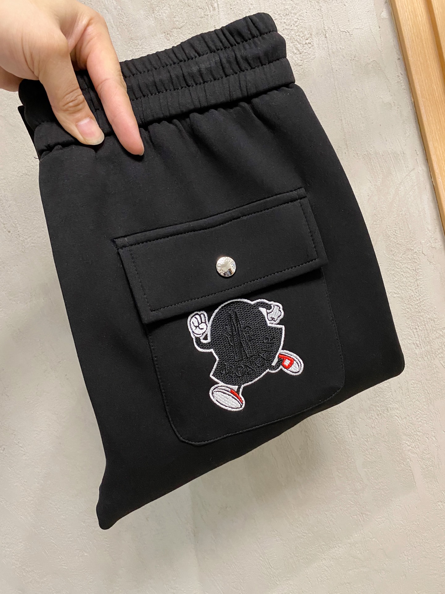 NO:526307,The new men's casual trousers for autumn and winter 2025 high-end products are simple, fashionable and generous. Customized original imported fabrics are simple, neat and refreshing. The quality workmanship details can stand any form of test. They are simple, generous and versatile. The upper body is elegant and handsome, and the new visual feel is refreshing!  He has invincible appearance, very detailed details, and he is not picky about others!  Code number M-3xL, Moncler, alexander wang19860909蒙口 2025秋冬新款男士休闲长裤 高端货简洁时尚大方 定制原版进口面料 简洁利落又清爽 品质做工细节经得起任何形式检验,简约大方百搭款 上身优雅帅气,焕然一新的即视感！品相无敌,细节都很到位,上身不挑人！码数M-3xL,,Moncler,alexander wang,Men's clothing