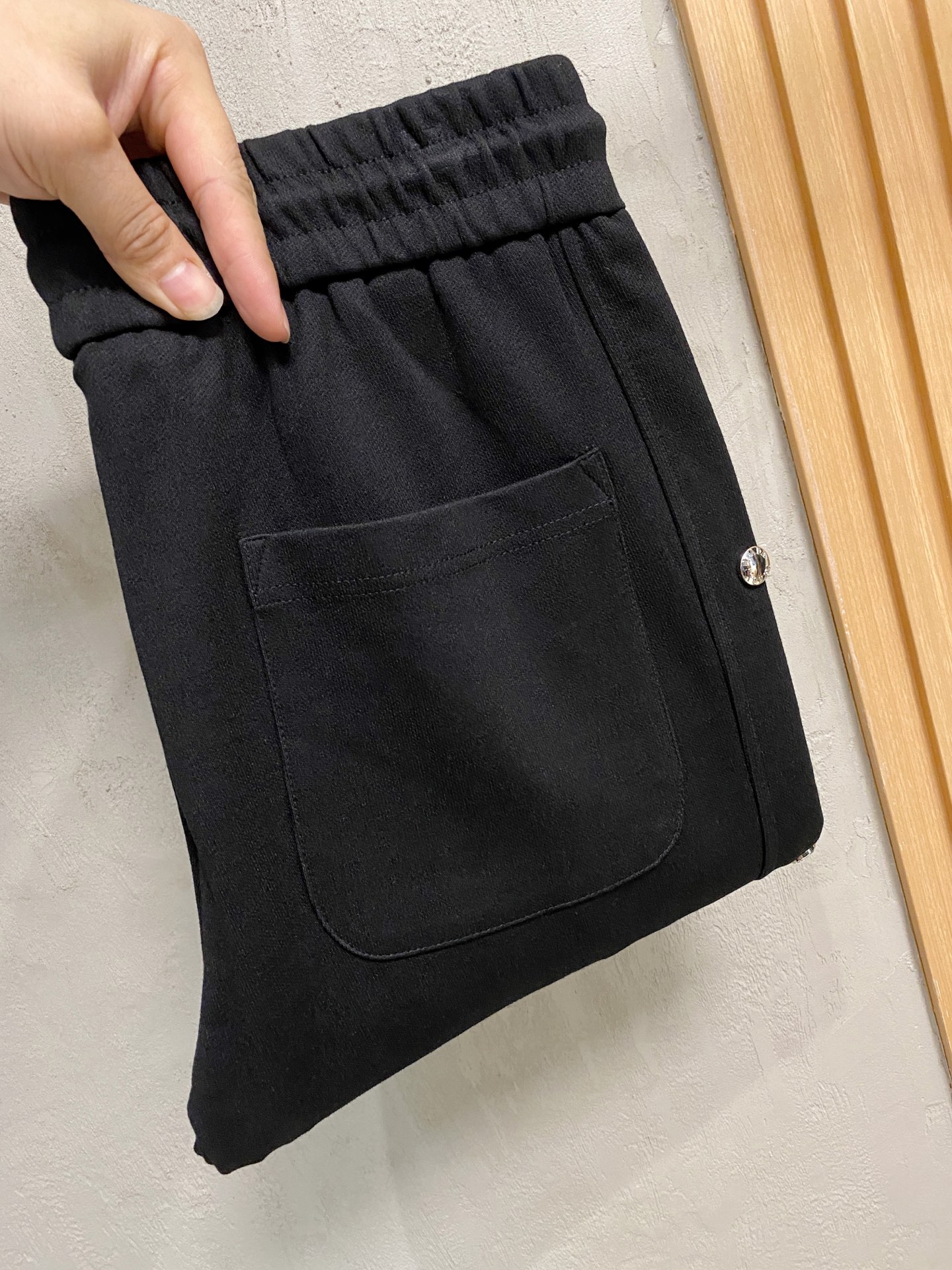 NO:526304,Prada 2025 autumn and winter new men's casual trousers, high-end products are simple, fashionable and generous, customized original imported fabrics, simple, neat and refreshing, the quality workmanship details can stand any form of test, simple, generous and versatile, elegant and handsome, and a brand new visual sense!  He has invincible appearance, very detailed details, and he is not picky about others!  Code number M-3xL, prada, alexander wang19860909普拉达 2025秋冬新款男士休闲长裤 高端货简洁时尚大方 定制原版进口面料 简洁利落又清爽 品质做工细节经得起任何形式检验,简约大方百搭款 上身优雅帅气,焕然一新的即视感！品相无敌,细节都很到位,上身不挑人！码数M-3xL,,prada,alexander wang,Men's clothing