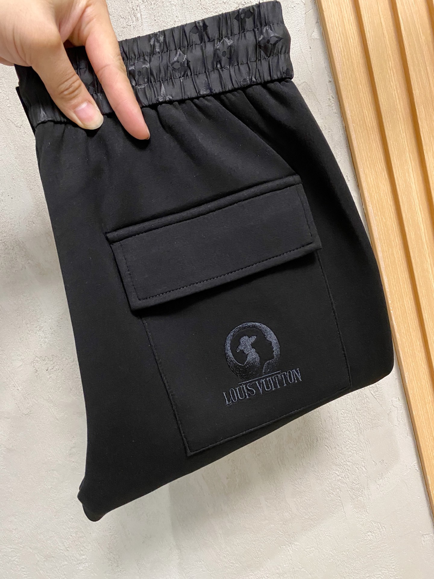 NO:526301,LV 2025 autumn and winter new men's casual trousers, high-end products are simple, fashionable and generous, customized original imported fabrics, simple, neat and refreshing, the quality workmanship details can stand any form of test, simple, generous and versatile, elegant and handsome, and a brand new visual feeling!  He has invincible appearance, excellent details, and is not picky about others!  Code number M-3xL, louis vuitton,alexander wang19860909LV 2025秋冬新款男士休闲长裤 高端货简洁时尚大方 定制原版进口面料 简洁利落又清爽 品质做工细节经得起任何形式检验,简约大方百搭款 上身优雅帅气,焕然一新的即视感！品相无敌,细节都很到位,上身不挑人！码数M-3xL,,louis vuitton,alexander wang,Men's clothing