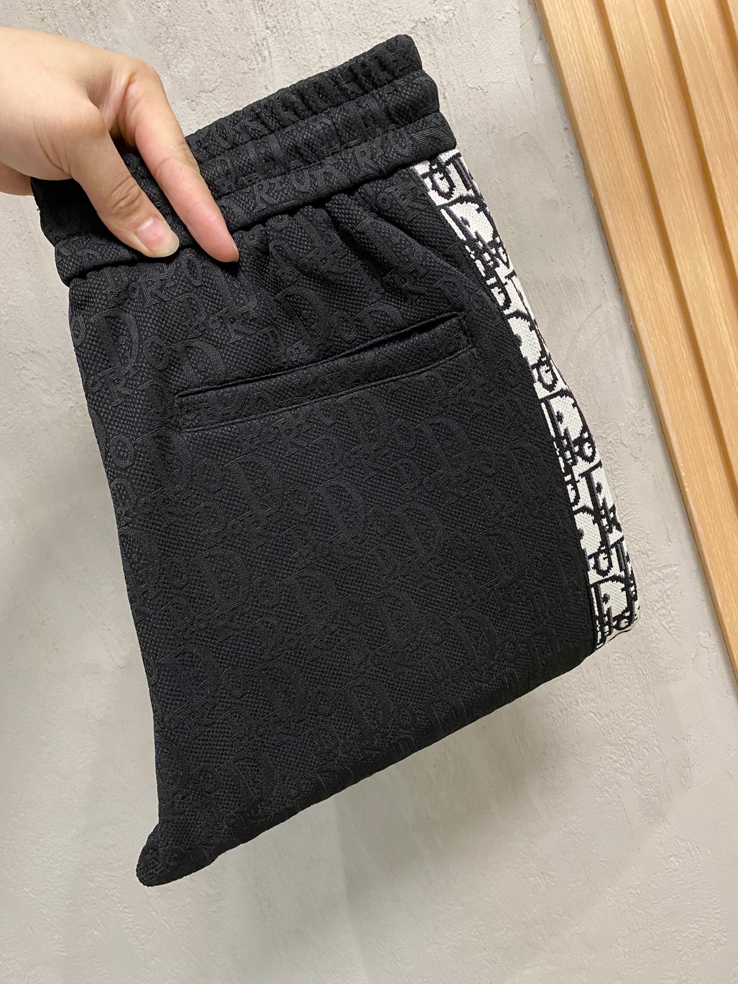 NO:526298,Dior 2025 autumn and winter new men's casual trousers, high-end products are simple, fashionable and generous, customized original imported fabrics, simple, neat and refreshing, the quality workmanship details can stand any form of test, simple, generous and versatile, elegant and handsome, with a new look!  He has invincible appearance, excellent details, and is not picky about others!  Code number M-3xL, dior, alexander wang19860909迪奥 2025秋冬新款男士休闲长裤 高端货简洁时尚大方 定制原版进口面料 简洁利落又清爽 品质做工细节经得起任何形式检验,简约大方百搭款 上身优雅帅气,焕然一新的即视感！品相无敌,细节都很到位,上身不挑人！码数M-3xL,,dior,alexander wang,Men's clothing