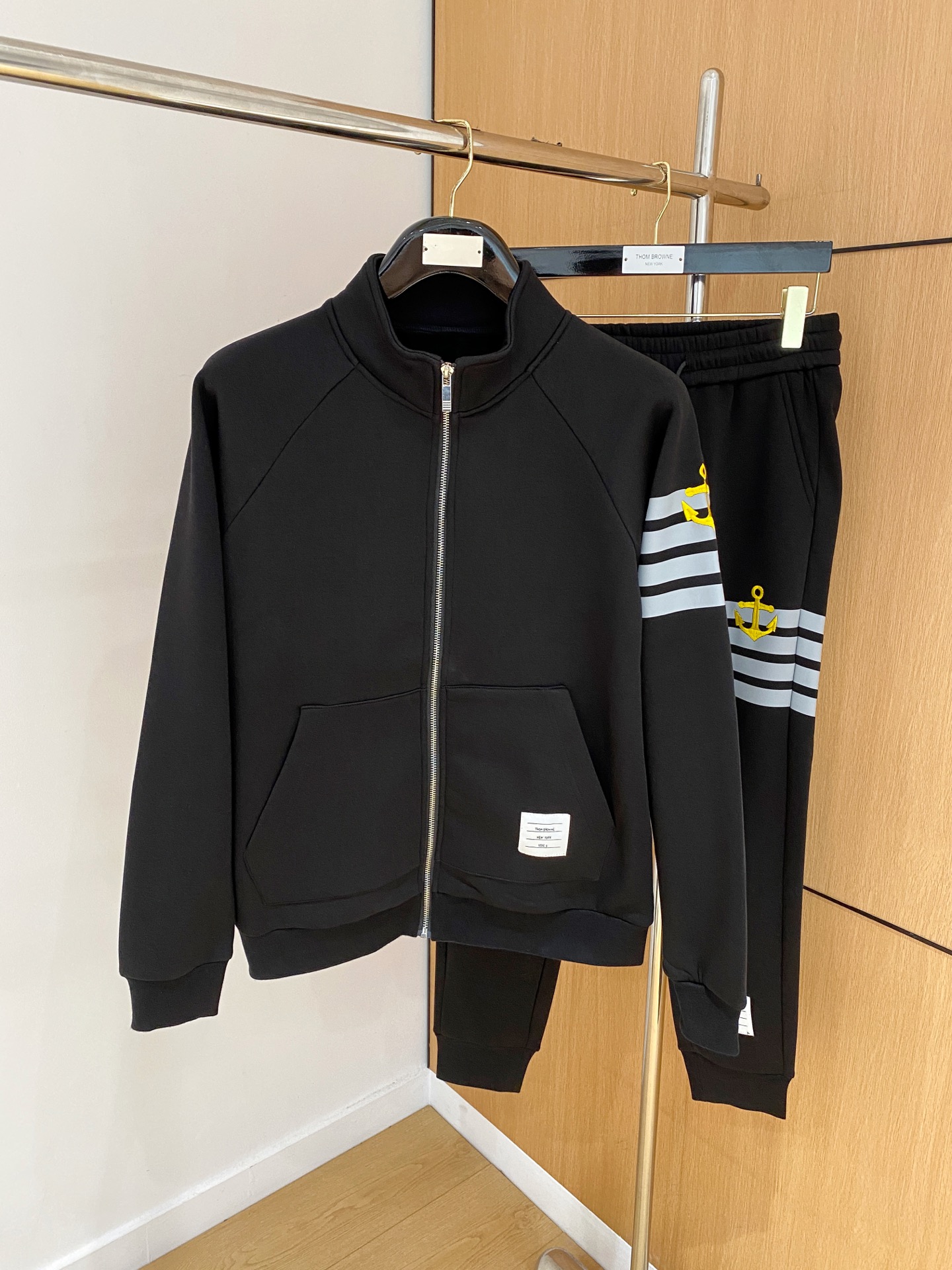 NO:538871,TB* top fleece set style 2025 autumn and winter style top imported private goods, perfect inside, comfortable upper body, no thorny feeling, high-end custom imported fabric arrangement craft zipper cardigan set, the counter style is fashionable and luxurious, the quality is unquestionable, the upper body effect is super luxurious official website same style, style counter size M-xxxl,,alexander wang19860909TB*顶级加绒套装版型 2025秋冬款顶级进口私货,内里完美包边,上身舒服 无刺感 高端定制进口面料 排列工艺拉链开衫套装,专柜款时尚不失奢华 品质毋庸置疑 上身效果超赞奢华官网同款 款式专柜尺码M-xxxl,,alexander wang,Men's clothing