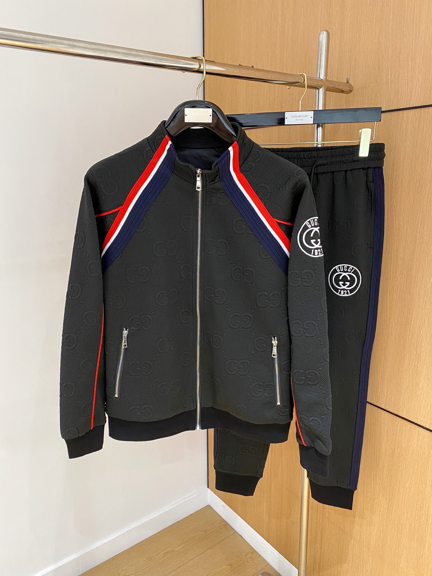 NO:538868,Guqi* top-level set style 2025 autumn and winter style top-level imported private goods, perfect inside, comfortable upper body, no thorny feeling, high-end custom imported fabric, arrangement craft zipper cardigan suit, the counter style is fashionable and luxurious, the quality is unquestionable, the upper body effect is super luxurious official website same style, style counter size M-xxxl,,alexander wang19860909古奇*顶级套装版型 2025秋冬款顶级进口私货,内里完美包边,上身舒服 无刺感 高端定制进口面料 排列工艺拉链开衫套装,专柜款时尚不失奢华 品质毋庸置疑 上身效果超赞奢华官网同款 款式专柜尺码M-xxxl,,alexander wang,Men's clothing