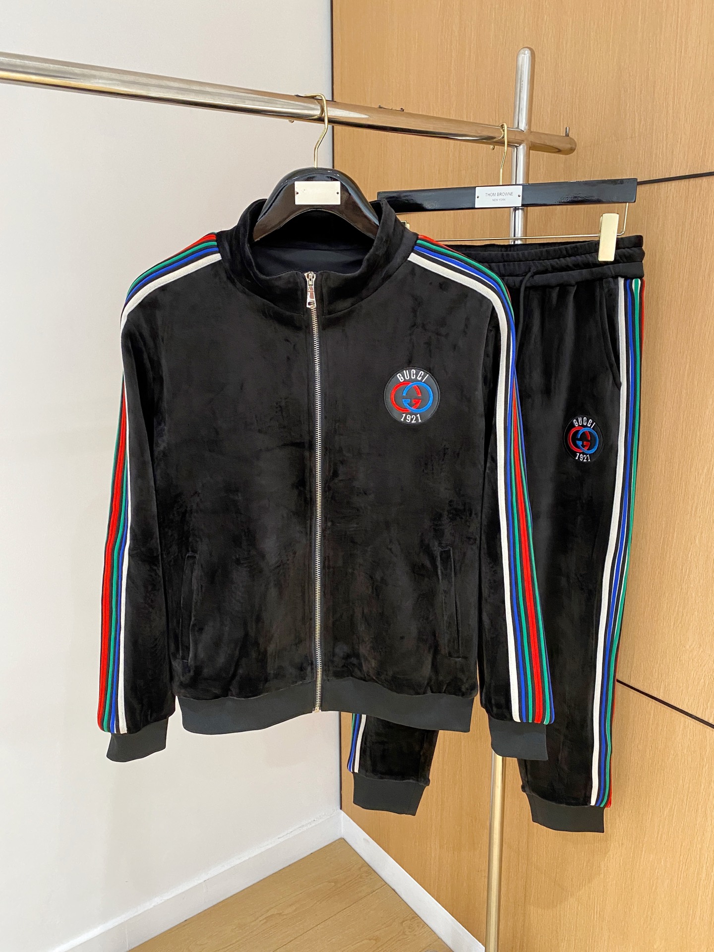 NO:538865,Guqi* top gold velvet suit style 2025 autumn and winter style top imported private goods, perfect inside, comfortable upper body, no thorny feeling, high-end custom imported fabric arrangement craft zipper cardigan suit, the counter style is fashionable and luxurious, the quality is unquestionable, the upper body effect is super luxurious official website same style, style counter size M-xxxl,,alexander wang19860909古奇*顶级金丝绒套装版型 2025秋冬款顶级进口私货,内里完美包边,上身舒服 无刺感 高端定制进口面料 排列工艺拉链开衫套装,专柜款时尚不失奢华 品质毋庸置疑 上身效果超赞奢华官网同款 款式专柜尺码M-xxxl,,alexander wang,Men's clothing