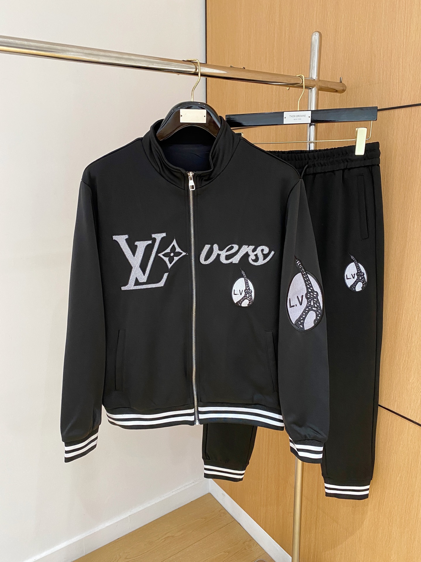 NO:538862,Lv* top set style 2025 autumn and winter style top imported private goods, perfect inside, comfortable upper body, no thorny feeling, high-end custom imported fabric, arrangement craft zipper cardigan set, counter style fashionable and luxurious, unquestionable quality, excellent upper body effect is excellent and luxurious official website same style, style counter size M-xxxl,,louis vuitton,alexander wang19860909Lv*顶级套装版型 2025秋冬款顶级进口私货,内里完美包边,上身舒服 无刺感 高端定制进口面料 排列工艺拉链开衫套装,专柜款时尚不失奢华 品质毋庸置疑 上身效果超赞奢华官网同款 款式专柜尺码M-xxxl,,louis vuitton,alexander wang,Men's clothing