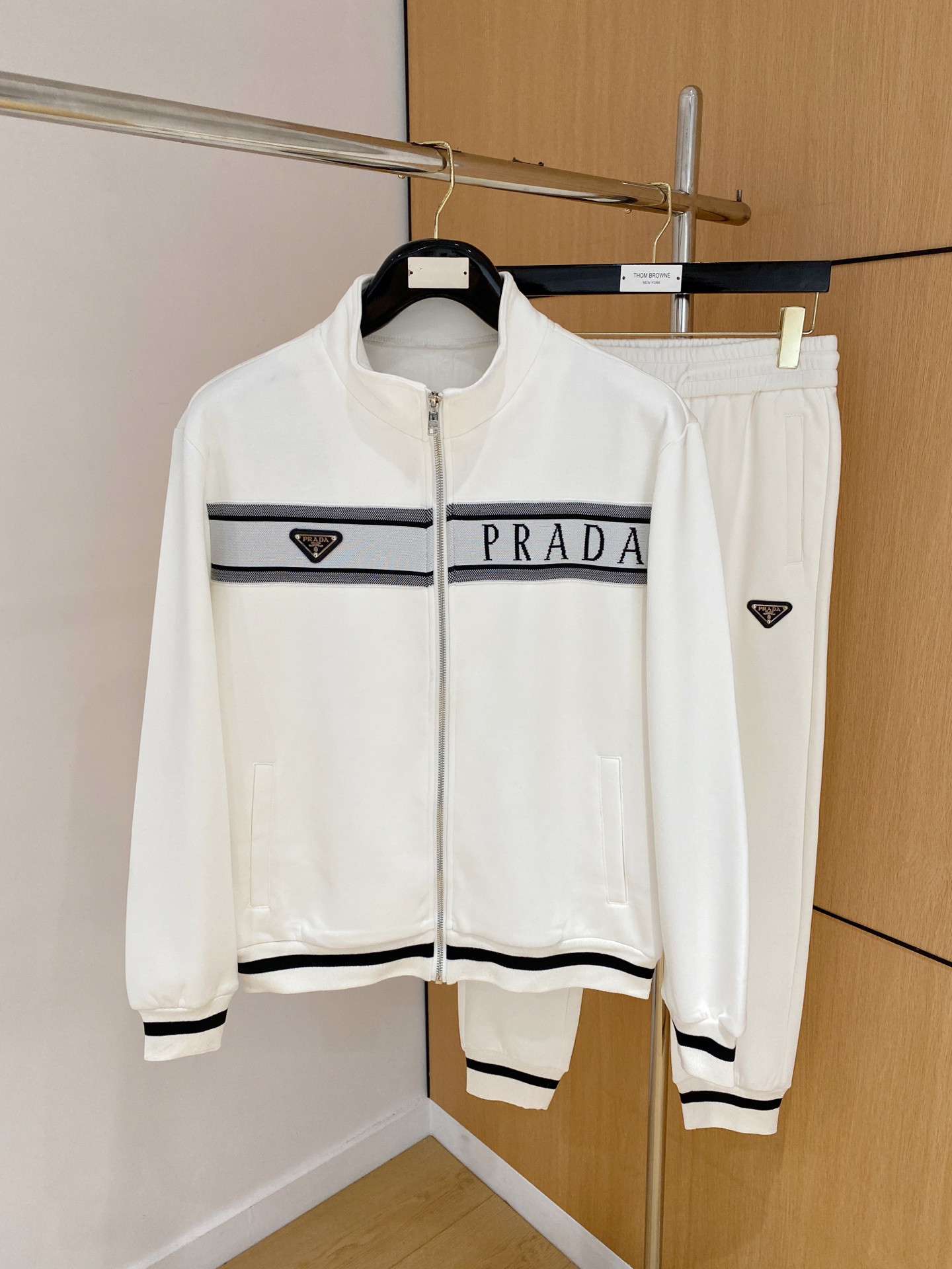 NO:538859,Prada* top fleece set style 2025 autumn and winter style top imported private goods, perfect inside, comfortable upper body, no thorny feeling, high-end custom imported fabric, arrangement craft zipper cardigan set, the counter style is fashionable and luxurious, the quality is unquestionable, the upper body effect is super luxurious official website same style, style counter size M-xxxl,,prada,alexander wang19860909普拉达*顶级加绒套装版型 2025秋冬款顶级进口私货,内里完美包边,上身舒服 无刺感 高端定制进口面料 排列工艺拉链开衫套装,专柜款时尚不失奢华 品质毋庸置疑 上身效果超赞奢华官网同款 款式专柜尺码M-xxxl,,prada,alexander wang,Men's clothing