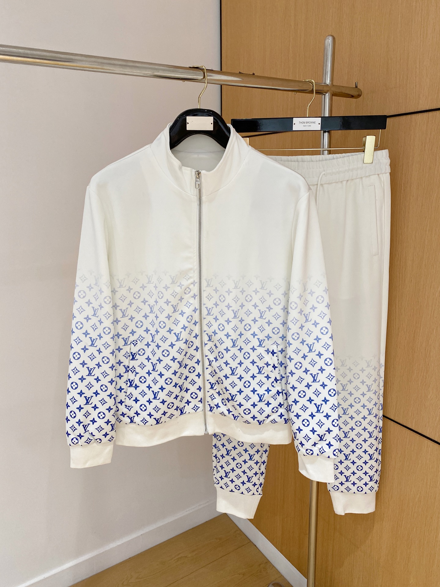 NO:538856,Lv* top set style 2025 autumn and winter style top imported private goods, perfect inside, comfortable upper body, no thorny feeling, high-end custom imported fabric, arrangement craft zipper cardigan set, counter style fashionable and luxurious, unquestionable quality, excellent upper body effect is excellent and luxurious official website same style, style counter size M-xxxl,,louis vuitton,alexander wang19860909Lv*顶级套装版型 2025秋冬款顶级进口私货,内里完美包边,上身舒服 无刺感 高端定制进口面料 排列工艺拉链开衫套装,专柜款时尚不失奢华 品质毋庸置疑 上身效果超赞奢华官网同款 款式专柜尺码M-xxxl,,louis vuitton,alexander wang,Men's clothing