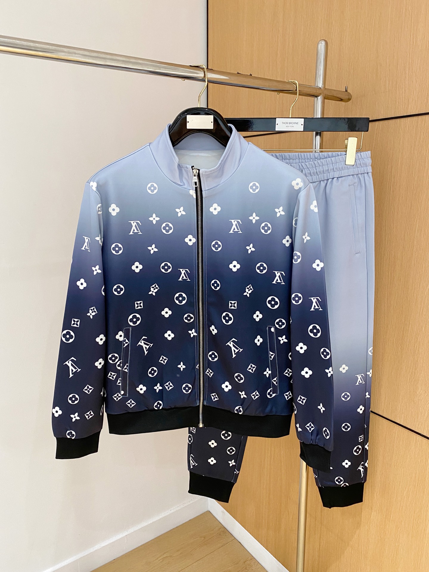 NO:539990,Lv* top set style 2025 autumn and winter style top imported private goods, perfect inside, comfortable upper body, no thorny feeling, high-end custom imported fabric, arrangement craft zipper cardigan set, counter style fashionable and luxurious, unquestionable quality, excellent upper body effect is excellent and luxurious official website same style, style counter size M-xxxl,,louis vuitton,alexander wang19860909Lv*顶级套装版型 2025秋冬款顶级进口私货,内里完美包边,上身舒服 无刺感 高端定制进口面料 排列工艺拉链开衫套装,专柜款时尚不失奢华 品质毋庸置疑 上身效果超赞奢华官网同款 款式专柜尺码M-xxxl,,louis vuitton,alexander wang,Men's clothing