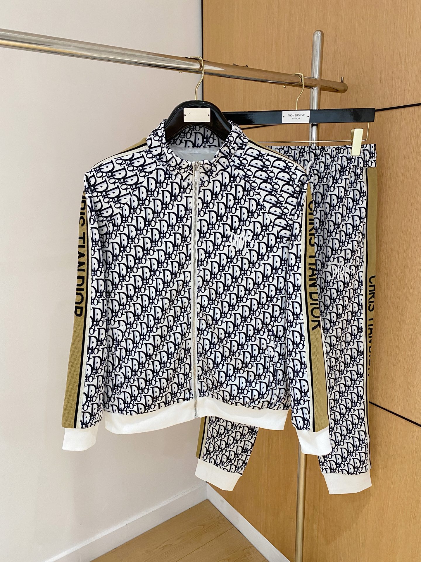 NO:539988,Dior* top set style 2025 autumn and winter style top imported private goods, perfect inside, comfortable upper body, no thorny feeling, high-end custom imported fabric, arrangement craft zipper cardigan suit, the counter style is fashionable and luxurious, the quality is unquestionable, the upper body effect is super luxurious official website same style, style counter size M-xxxl,,dior,alexander wang19860909迪奥*顶级套装版型 2025秋冬款顶级进口私货,内里完美包边,上身舒服 无刺感 高端定制进口面料 排列工艺拉链开衫套装,专柜款时尚不失奢华 品质毋庸置疑 上身效果超赞奢华官网同款 款式专柜尺码M-xxxl,,dior,alexander wang,Men's clothing