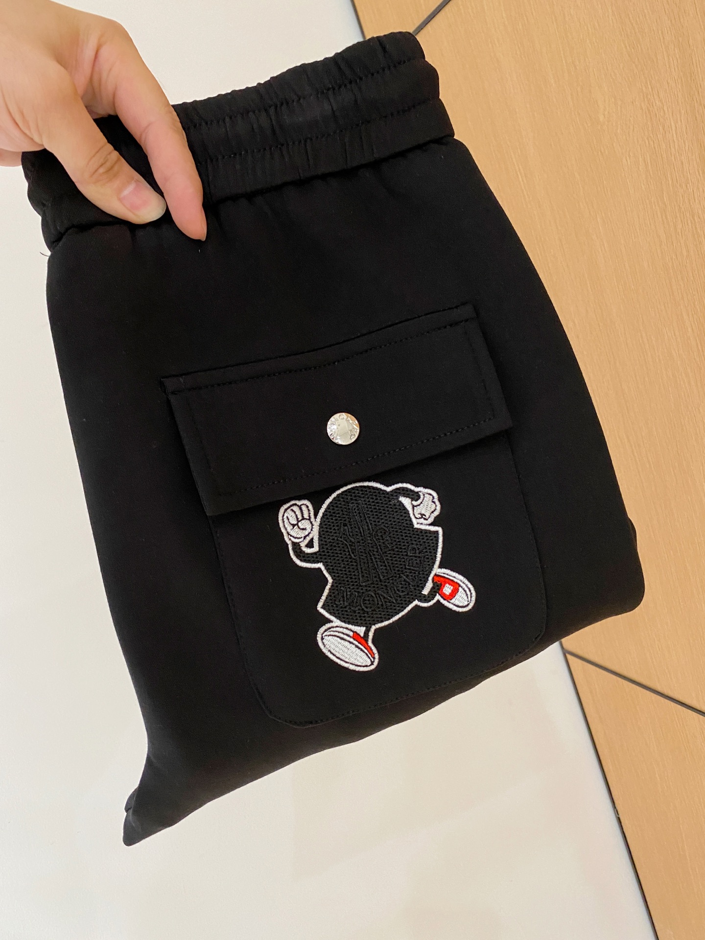 NO:539978,The new men's casual trousers for autumn and winter 2025 high-end products are simple, fashionable and generous. Customized original imported fabrics are simple, neat and refreshing. The quality workmanship details can stand any form of test. They are simple, generous and versatile. The upper body is elegant and handsome, and the new visual feel is refreshing!  He has invincible appearance, excellent details, and is not picky about others!  Code number M-3xL, Moncler, alexander wang19860909蒙口 2025秋冬新款男士休闲长裤 高端货简洁时尚大方 定制原版进口面料 简洁利落又清爽 品质做工细节经得起任何形式检验,简约大方百搭款 上身优雅帅气,焕然一新的即视感！品相无敌,细节都很到位,上身不挑人！码数M-3xL,,Moncler,alexander wang,Men's clothing