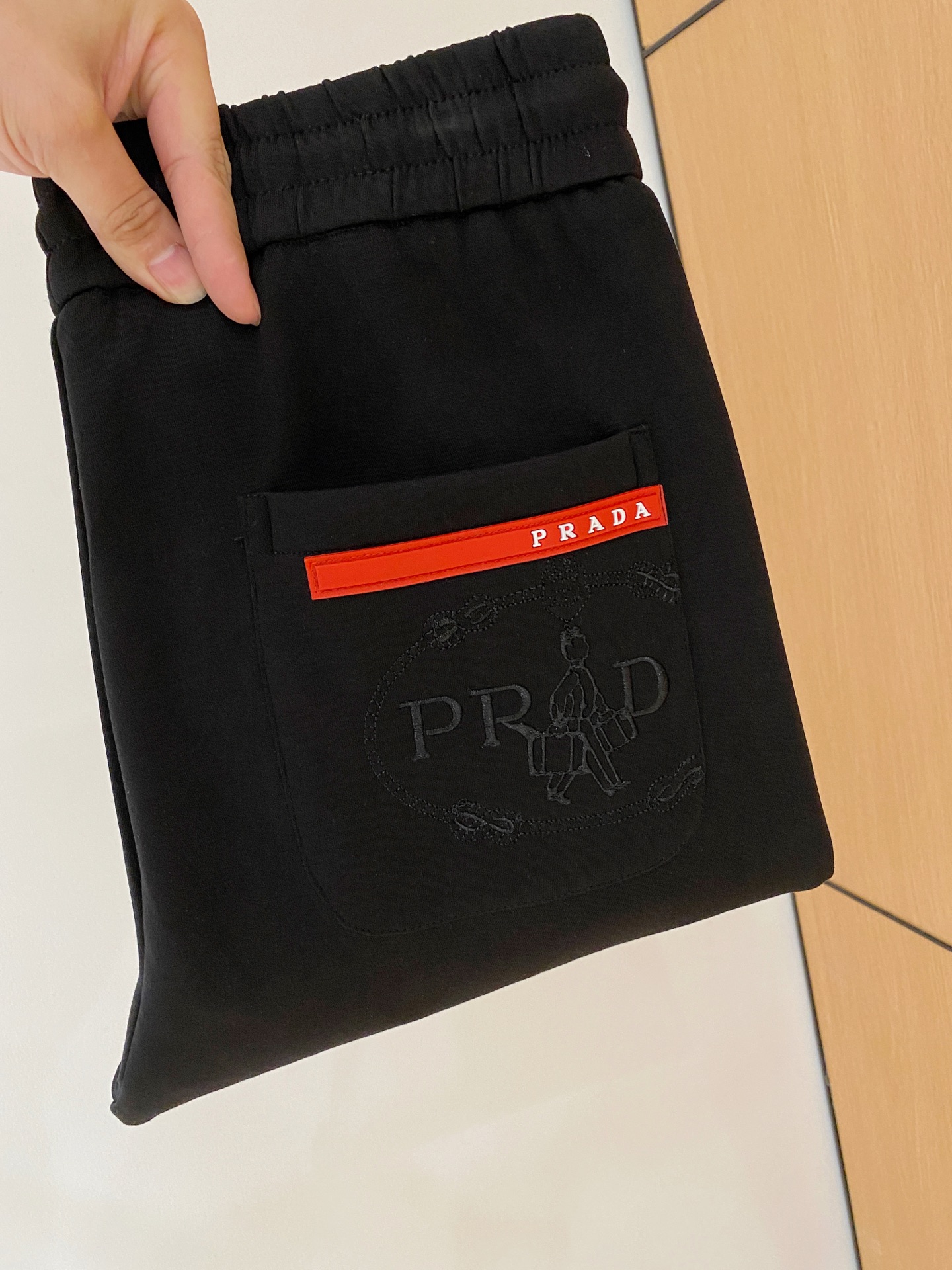 NO:539976,Prada 2025 autumn and winter new men's casual trousers, high-end products are simple, fashionable and generous, customized original imported fabrics, simple, neat and refreshing, the quality workmanship details can stand any form of test, simple, generous and versatile, elegant and handsome, and a brand new visual sense!  He has invincible appearance, excellent details, and is not picky about others!  Code number M-3xL, prada, alexander wang19860909普拉达 2025秋冬新款男士休闲长裤 高端货简洁时尚大方 定制原版进口面料 简洁利落又清爽 品质做工细节经得起任何形式检验,简约大方百搭款 上身优雅帅气,焕然一新的即视感！品相无敌,细节都很到位,上身不挑人！码数M-3xL,,prada,alexander wang,Men's clothing